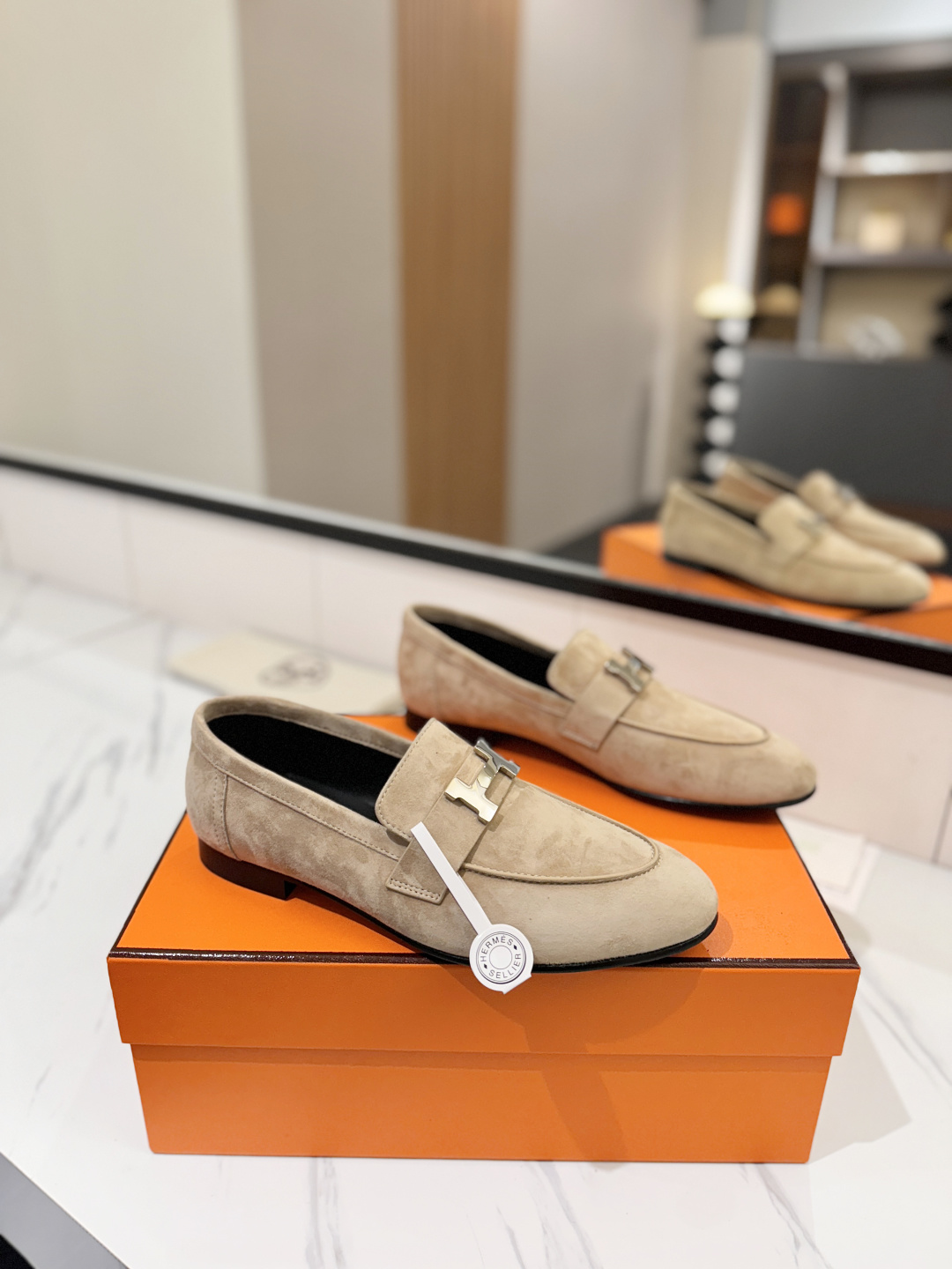 NO:724767,Hermes Hermès women's loafers, the H family's most classic, timeless, high quality, pursuit of perfect workmanship, details, comfortable slippers, easy to control, material, sheepskin, material lining, mixed sheepskin, material, foot pads, mixed sheepskin, material outsole, injection molded genuine leather outsole, size 35-40 (34.41.42.43 customized size), loafers, hermes, hermes, loafers, slippers, sheepskin, sheep, Leather  soles19860909Hermes爱马仕女士乐福鞋H家最经典永不过时高品质追求完美做工细节上脚舒适度拖鞋轻松驾驭 材质面料羊猄 材质内里混种羊皮 材质垫脚混种羊皮 材质大底注塑真皮大底 码数35-40（34.41.42.43定做码数）,乐福鞋,hermes,hermes,loafers,slippers,sheepskin,sheep,Leather soles,Women's Shoes