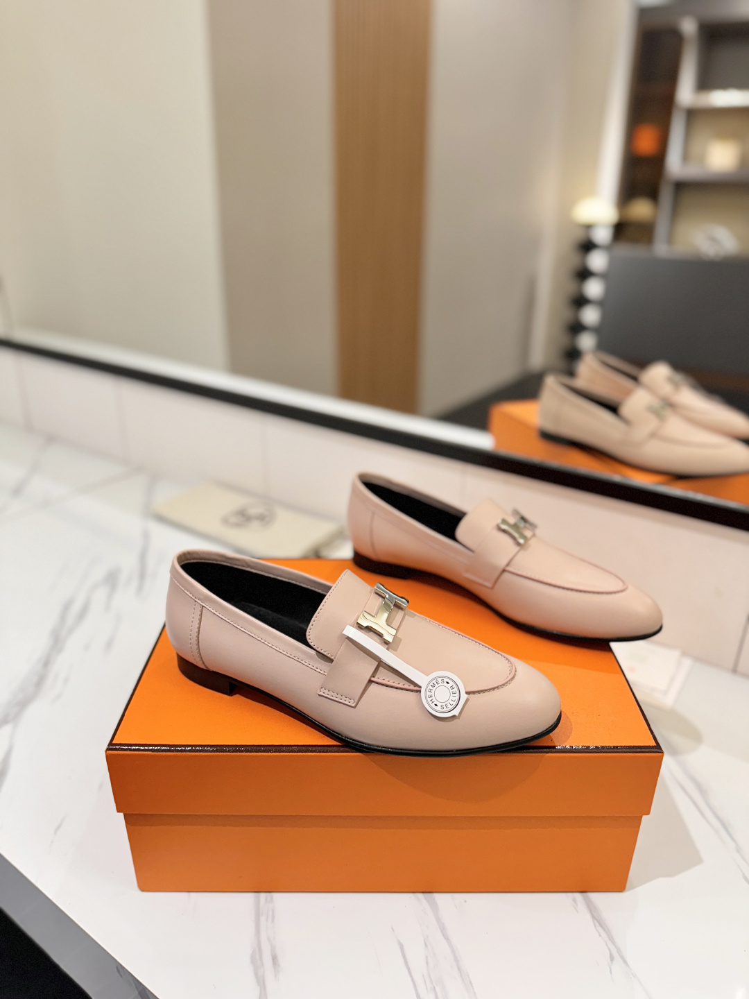 NO:724763,Hermes Hermès women's loafers, the H family's most classic, timeless, high quality, pursuit of perfect workmanship, details, comfortable slippers, easy to control, material, sheepskin, lining, mixed sheepskin, material, foot pads, mixed sheepskin, material outsole, injection molded genuine leather outsole, size 35-40 (34.41.42.43 custom size), loafers, hermes, hermes, loafers, slippers, sheepskin, Leather soles19860909Hermes爱马仕女士乐福鞋H家最经典永不过时高品质追求完美做工细节上脚舒适度拖鞋轻松驾驭 材质面料羊皮 材质内里混种羊皮 材质垫脚混种羊皮 材质大底注塑真皮大底 码数35-40（34.41.42.43定做码数）,乐福鞋,hermes,hermes,loafers,slippers,sheepskin,Leather soles,Women's Shoes