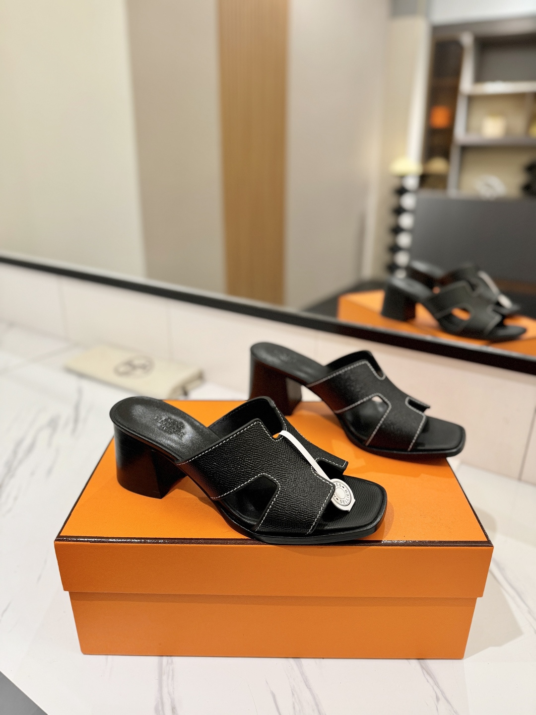 NO:759588,Hermes Hermès H is the most classic, timeless, high-quality pursuit of perfect workmanship details, comfortable slippers for easy control, material palm-print cowhide, material lining, mixed sheepskin, material foot pads, mixed sheepskin, material outsole, Italian leather sole, heel height 7cm, size 35-40 (34.41.42.43 custom size), high-heeled shoes, hermes, hermes, high heels, slippers, cowhide, sheepskin19860909Hermes爱马仕H家最经典永不过时高品质追求完美做工细节上脚舒适度拖鞋轻松驾驭 材质面料手掌纹牛皮 材质内里混种羊皮 材质垫脚混种羊皮 材质大底意大利真皮底 跟高7cm 码数35-40（34.41.42.43定做码数）,高跟鞋拖鞋,hermes,hermes,high heels,slippers,cowhide,sheepskin,Women's Shoes