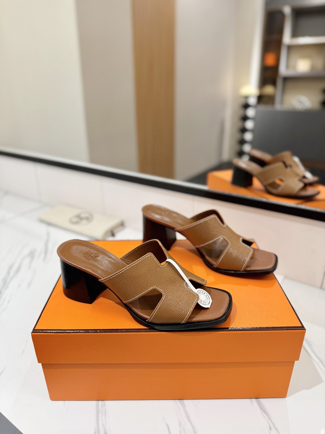 NO:724750,Hermes Hermès H is the most classic, timeless, high-quality pursuit of perfect workmanship details, comfortable slippers for easy control. Material: palm-print cowhide. Material: mixed sheepskin for lining. Material: mixed sheepskin for foot pads. Material: Italian genuine leather outsole. Heel height: 7cm. Size: 35-40 (34.41.42.43 custom size). Slippers, hermes, hermes, slippers, cowhide, sheepskin19860909Hermes爱马仕H家最经典永不过时高品质追求完美做工细节上脚舒适度拖鞋轻松驾驭 材质面料手掌纹牛皮 材质内里混种羊皮 材质垫脚混种羊皮 材质大底意大利真皮底 跟高7cm 码数35-40（34.41.42.43定做码数）,拖鞋,hermes,hermes,slippers,cowhide,sheepskin,Women's Shoes