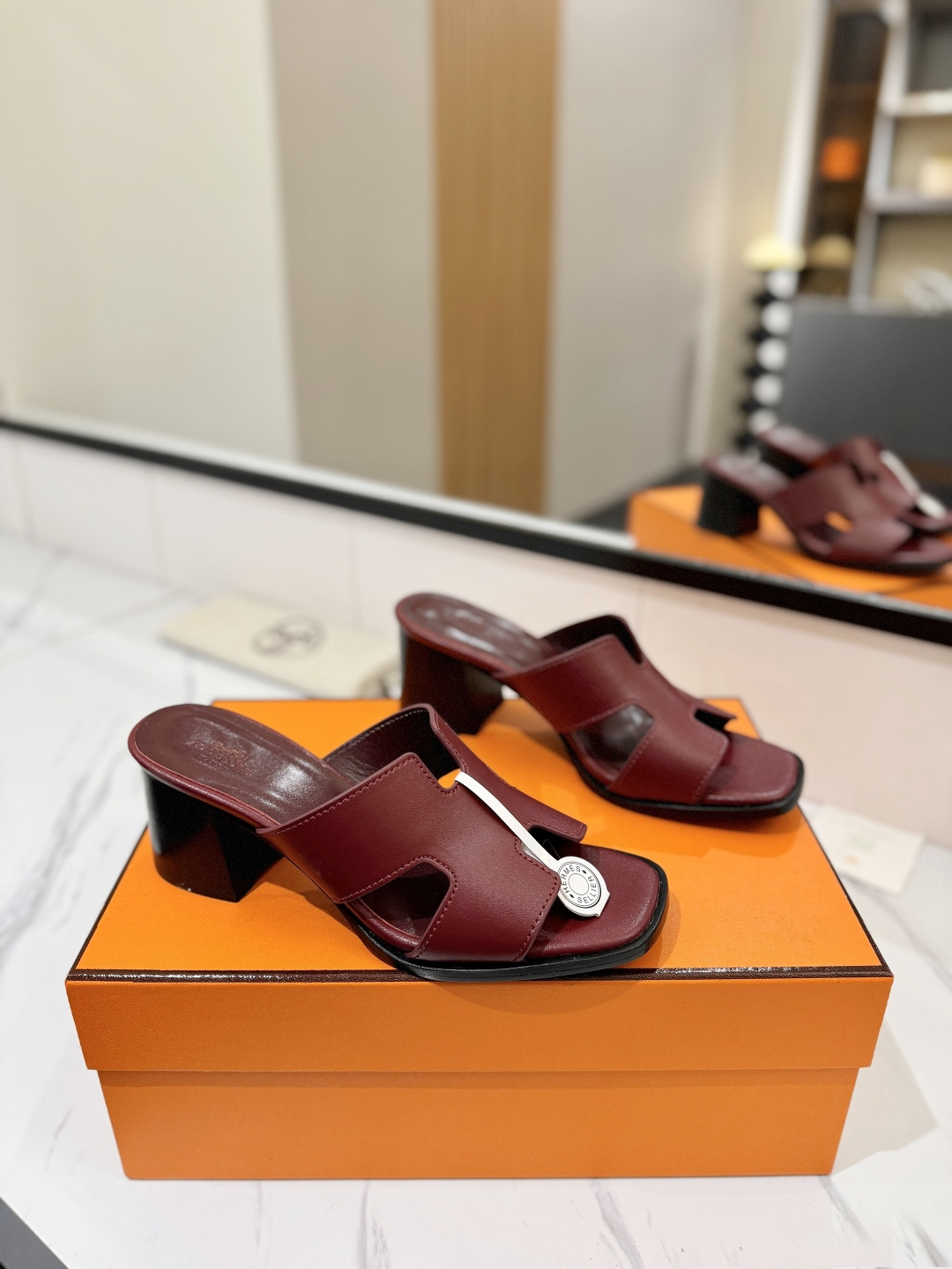 NO:724758,Hermes Hermès H is the most classic, timeless, high-quality pursuit of perfect workmanship details, comfortable slippers for easy control, material cowhide, material lining, mixed sheepskin, material for foot pads, mixed sheepskin, material outsole, Italian leather sole, heel height 7cm, size 35-40 (34.41.42.43 custom size), slippers, hermes, hermes, slippers, cowhide, sheepskin19860909Hermes爱马仕H家最经典永不过时高品质追求完美做工细节上脚舒适度拖鞋轻松驾驭 材质面料牛皮 材质内里混种羊皮 材质垫脚混种羊皮 材质大底意大利真皮底 跟高7cm 码数35-40（34.41.42.43定做码数）,拖鞋,hermes,hermes,slippers,cowhide,sheepskin,Women's Shoes