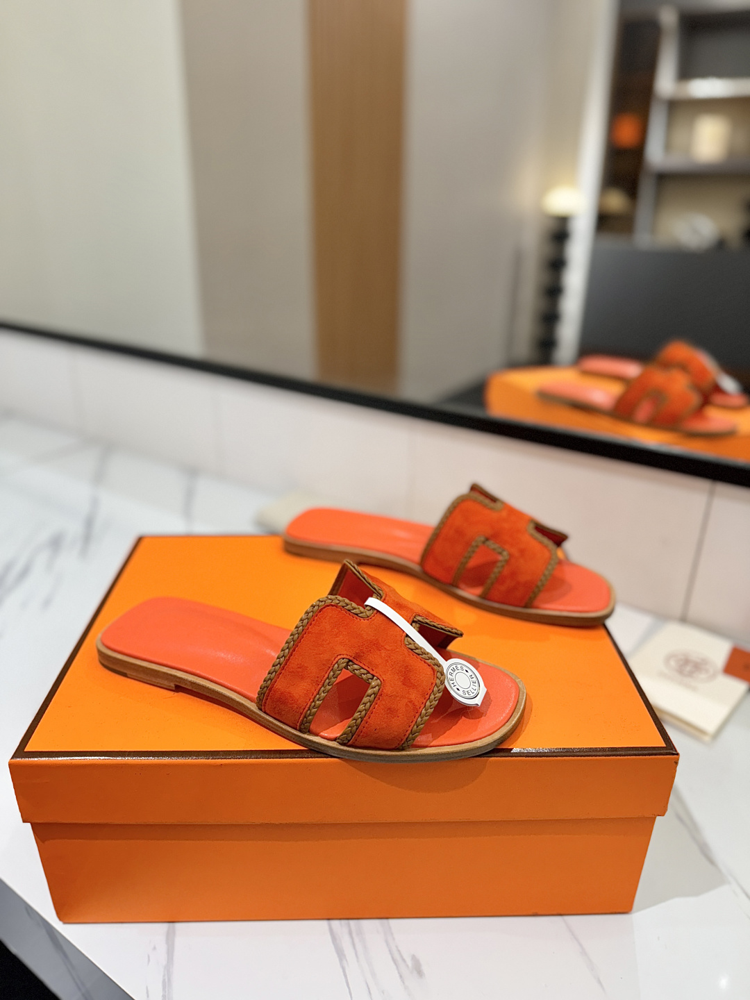 NO:724745,Hermes Hermès H is the most classic, timeless, high quality, pursuit of perfect workmanship details, comfortable slippers for easy control, material, sheepskin, material lining, mixed sheepskin, material for foot pads, mixed sheepskin, material, outsole, Italian genuine leather bottom, size 35-40 (customized size 34.41.42.43), slippers, hermes, hermes, slippers, sheepskin, sheep19860909Hermes爱马仕H家最经典永不过时高品质追求完美做工细节上脚舒适度拖鞋轻松驾驭 材质面料羊猄 材质内里混种羊皮 材质垫脚混种羊皮 材质大底意大利真皮底 码数35-40（34.41.42.43定做码数）,拖鞋,hermes,hermes,slippers,sheepskin,sheep,Women's Shoes