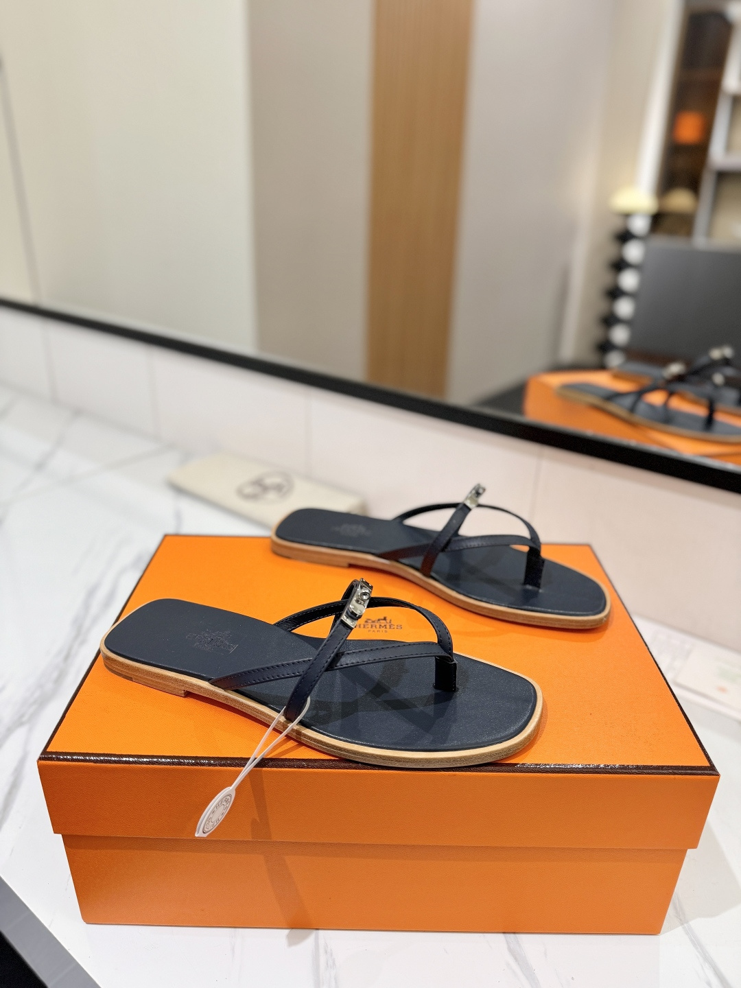 NO:724741,Hermes Hermès H is the most classic, timeless, high quality, pursuit of perfect workmanship details, comfortable slippers for easy control. Material: cowhide. Material: mixed sheepskin lining. Material: mixed sheepskin for foot pads. Material: outsole, Italian leather bottom. Size 35-40 (34.41.42.43 customized size), split-toe shoes, hermes, hermes, slippers, cowhide, sheepskin19860909Hermes爱马仕H家最经典永不过时高品质追求完美做工细节上脚舒适度拖鞋轻松驾驭 材质面料牛皮 材质内里混种羊皮 材质垫脚混种羊皮 材质大底意大利真皮底 码数35-40（34.41.42.43定做码数）,分趾鞋,hermes,hermes,slippers,cowhide,sheepskin,Women's Shoes