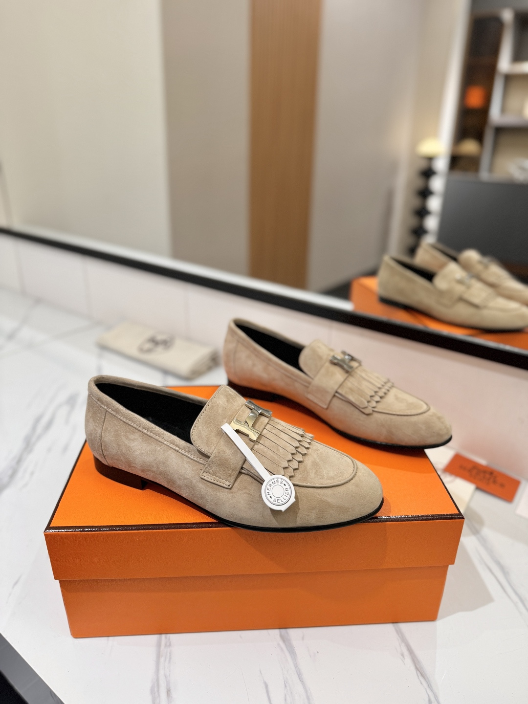 NO:759815,Hermes Hermès women's loafers, the H family's most classic, timeless, high quality, pursuit of perfect workmanship, details, comfortable slippers, easy to control, material, sheepskin, material lining, mixed sheepskin, material, foot pads, mixed sheepskin, material outsole, injection molded genuine leather outsole, size 35-40 (34.41.42.43 customized size), loafers, hermes, hermes, loafers, slippers, sheepskin, sheep, Leather  soles19860909Hermes爱马仕女士乐福鞋H家最经典永不过时高品质追求完美做工细节上脚舒适度拖鞋轻松驾驭 材质面料羊猄 材质内里混种羊皮 材质垫脚混种羊皮 材质大底注塑真皮大底 码数35-40（34.41.42.43定做码数）,乐福鞋,hermes,hermes,loafers,slippers,sheepskin,sheep,Leather soles,Women's Shoes