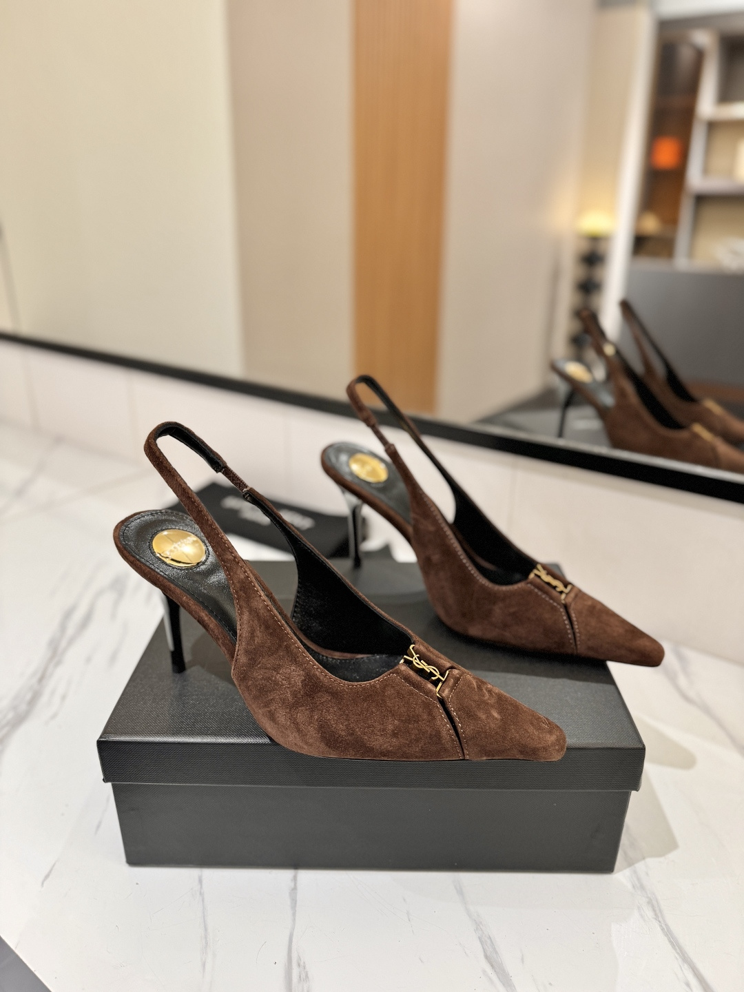 NO:781915,[Yves Saint Laurent] Yves Saint Laurent spring and summer new style. How can you miss a pair of fairy in the light summer? With various combinations, you don't have to pick the shape of your feet at all. It's really too beautiful.  The delicate crystal chain embellishes the delicate lines of the ankle, releasing infinite elegance and charm. Explore more choices!  Imported cowhide/sheep leather for the upper, sheepskin lining for the feet, 9cm heel height, customized leather outsole, Size 35-39 (40.41.customized), high heels and sandals, saint laurent, sandals, high heels, cowhide, sheepskin, sheep, Leather soles19860909【圣罗兰】 圣罗兰 春夏新款 淡淡的夏日里怎么少得了一双仙 各种小搭配起来 完全不挑脚型哦 真的美的过分 上脚显白的让人上头！ 细巧水晶链饰点亮脚踝纤雅线条 释放无限优雅魅力 探索更多臻选！ 鞋面进口牛皮/羊猄 内里垫脚羊皮 跟高9cm 大底定制真皮大底 Size35-39（40.41.定制）,高跟鞋凉鞋,saint laurent,sandals,high heels,cowhide,sheepskin,sheep,Leather soles,Women's Shoes