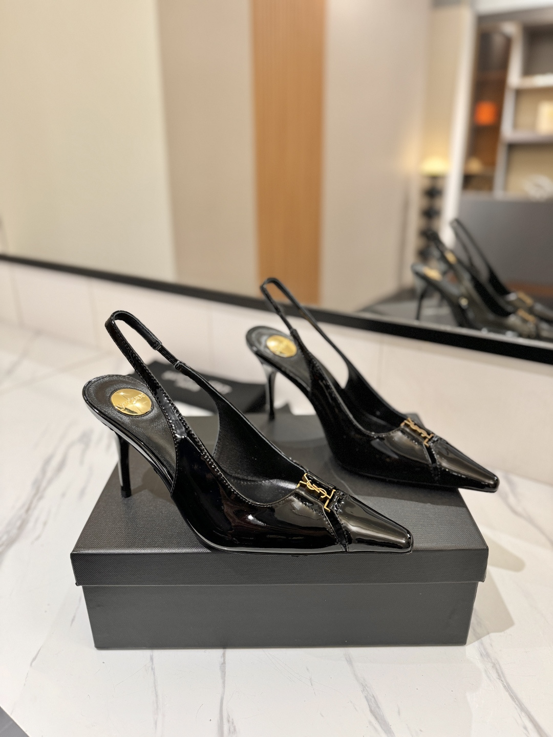 NO:781931,[Yves Saint Laurent] Yves Saint Laurent spring and summer new style. How can you miss a pair of fairy in the light summer? With various combinations, you don't have to pick the shape of your feet at all. It's really too beautiful.  The delicate crystal chain embellishes the delicate lines of the ankle, releasing infinite elegance and charm. Explore more choices!  Imported patent leather upper, sheepskin lining, heel height 9cm, customized leather outsole, Size 35-39 (40.41. Customized), high heels and sandals, saint laurent, sandals, high heels, sheepskin, Leather soles19860909【圣罗兰】 圣罗兰 春夏新款 淡淡的夏日里怎么少得了一双仙 各种小搭配起来 完全不挑脚型哦 真的美的过分 上脚显白的让人上头！ 细巧水晶链饰点亮脚踝纤雅线条 释放无限优雅魅力 探索更多臻选！ 鞋面进口漆皮 内里垫脚羊皮 跟高9cm 大底定制真皮大底 Size35-39（40.41.定制）,高跟鞋凉鞋,saint laurent,sandals,high heels,sheepskin,Leather soles,Women's Shoes