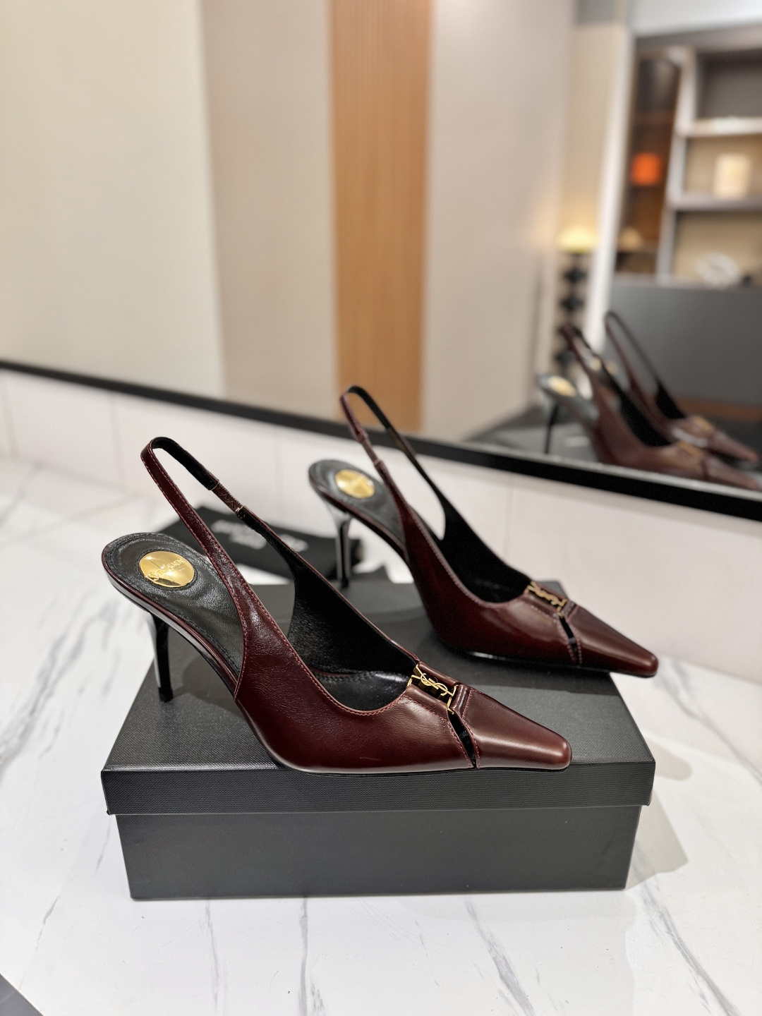 NO:781939,[Yves Saint Laurent] Yves Saint Laurent spring and summer new style. How can you miss a pair of fairy in the light summer? With various combinations, you don't have to pick the shape of your feet at all. It's really too beautiful.  The delicate crystal chain embellishes the delicate lines of the ankle, releasing infinite elegance and charm. Explore more choices!  The upper is imported waxed cowhide, the lining is sheepskin, the heel height is 9cm, the outsole is custom-made, the leather outsole is Size 35-39 (40.41. Customized), high-heeled shoes, saint laurent, sandals, high heels, cowhide, sheepskin, Leather soles19860909【圣罗兰】 圣罗兰 春夏新款 淡淡的夏日里怎么少得了一双仙 各种小搭配起来 完全不挑脚型哦 真的美的过分 上脚显白的让人上头！ 细巧水晶链饰点亮脚踝纤雅线条 释放无限优雅魅力 探索更多臻选！ 鞋面进口油蜡牛皮 内里垫脚羊皮 跟高9cm 大底定制真皮大底 Size35-39（40.41.定制）,高跟鞋凉鞋,saint laurent,sandals,high heels,cowhide,sheepskin,Leather soles,Women's Shoes