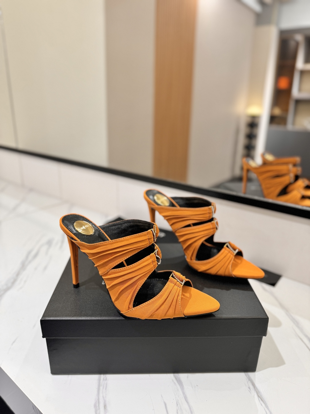 NO:781907,[Saint Laurent] YSL Logo high heels, sandals, YSL catwalk high heels, and various small skirts. You don’t have to choose your foot shape at all. Ysl Logo heels are particularly beautiful!  Under the illumination of the light, the illusion of color appears. It is so beautiful that the whiteness of the upper toes makes people look head-high!  Unleash the infinite elegance and charm and explore more high-heeled shoes!  Fabric High-density silk fabric Lined sheepskin Outsole Genuine leather outsole Heel height 10cm Size 35-40 (41 can be customized), high heels and slippers, saint laurent, saint laurent, saint laurent, high heels, slippers, skirts, sheepskin, real silk, Leather soles19860909【Saint Laurenot 圣罗兰】YSL Logo高跟鞋 凉拖 Ysl走秀款高跟鞋 各种小裙子搭配起来 完全不挑脚型哦 Ysl Logo跟特别好看！在光线的照耀下呈现幻彩 真的美的过分 上脚显白的让人上头！释放无限优雅魅力 探索更多臻选高跟鞋！ 面料高密度真丝布料 内里羊皮 大底真皮大底 跟高10cm 码数35-40（41可定制）,高跟鞋拖鞋,saint laurent,saint laurent,saint laurent,high heels,slippers,skirts,sheepskin,real silk,Leather soles,Women's Shoes