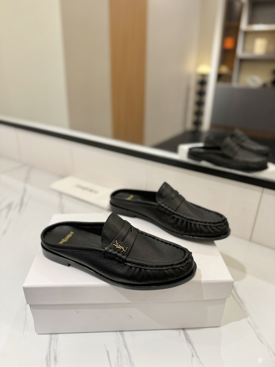 NO:820278,(Couple model) SAINT LAURENT/Yves Saint Laurent's new pleated loafer series. The relaxation of YSL girls is really taken care of. It is simply a high-end cheating device!  The pleated calf leather comes with a lazy filter, and the metal YSL logo is the finishing touch. The soft shoe shape does not have the restrictive feeling of stiff leather shoes. Stepping on your feet will make you look effortlessly fashionable!  Fabrics are customized cow leather/cow leather, lining imported sheep Beijing leather, foot pads mixed sheepskin, hardware original retro copper buckle, outsole Italian double-layer combination genuine leather outsole with copper nails, size 35-41 for women/39-45 for men (39.40.41 for women, 39.45 for men, customized and non-refundable), full set of the latest packaging, loafers and half slippers, saint laurent, saint laurent, saint  laurent,loafers,sheepskin,sheep,leather soles19860909（情侣款） SAINT LAURENT/圣罗兰新款褶皱乐福鞋系列 YSL女孩的松弛感真的被狠狠拿捏 简直是高级感作弊器本器！ 褶皱小牛京皮自带慵懒滤镜,金属YSL 标一整个点睛之笔,软乎乎的鞋型完全没有硬挺皮鞋的束缚感,踩上脚就是毫不费力的时髦精本精！ 面料定制牛花皮/牛京皮 内里进口羊京皮 垫脚混种羊皮 五金原版复古铜扣 大底意大利双层组合真皮大底带铜钉 码数女35-41/男39-45(女39.40.41男39.45定制不退换) 包装全套最新款包装,乐福鞋半拖,saint laurent,saint laurent,saint laurent,loafers,sheepskin,sheep,Leather soles,Women's Shoes