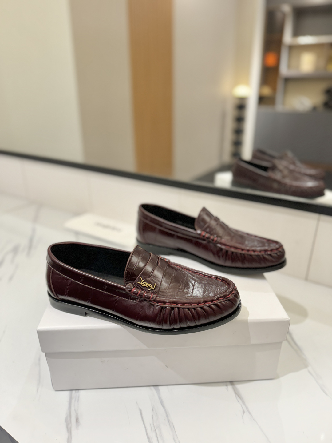 NO:782441,(Couple model) SAINT LAURENT/Yves Saint Laurent's new pleated loafer series. The relaxation of YSL girls is really taken care of. It is simply a high-end cheating device!  The pleated calf leather comes with a lazy filter, and the metal YSL logo is the finishing touch. The soft shoe shape does not have the restrictive feeling of stiff leather shoes. Stepping on your feet will make you look effortlessly fashionable!  Fabrics are customized cow leather/cow leather, lining imported sheep Beijing leather, foot pads mixed sheepskin, hardware original retro copper buckle, outsole Italian double-layer combination genuine leather outsole with copper nails, size 35-41 for women/39-45 for men (39.40.41 for women, 39.45 for men, customized and non-refundable), full set of the latest packaging, loafers and half slippers, saint laurent, saint laurent, saint  laurent,loafers,sheepskin,sheep,leather soles19860909（情侣款） SAINT LAURENT/圣罗兰新款褶皱乐福鞋系列 YSL女孩的松弛感真的被狠狠拿捏 简直是高级感作弊器本器！ 褶皱小牛京皮自带慵懒滤镜,金属YSL 标一整个点睛之笔,软乎乎的鞋型完全没有硬挺皮鞋的束缚感,踩上脚就是毫不费力的时髦精本精！ 面料定制牛花皮/牛京皮 内里进口羊京皮 垫脚混种羊皮 五金原版复古铜扣 大底意大利双层组合真皮大底带铜钉 码数女35-41/男39-45(女39.40.41男39.45定制不退换) 包装全套最新款包装,乐福鞋半拖,saint laurent,saint laurent,saint laurent,loafers,sheepskin,sheep,Leather soles,Women's Shoes