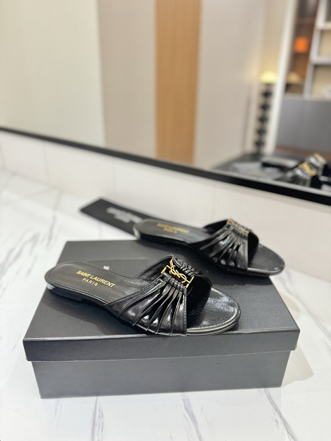 NO:782493,YSL 'SAINT LAURENT*' New Summer Product Elegant Metal Toe Slippers —————————— 2026 New Spring and Summer Series Slippers How can you miss a pair of fairy shoes in the light summer? Matching with various small skirts, you don't have to pick the shape of your feet at all. The transparent sparkling diamonds show a phantom under the light. It is really beautiful. The whiteness of the upper feet makes people look up!  The delicate crystal chain embellishes the delicate lines of the ankle, releasing infinite elegance. Explore more high-heeled shoes!  Fabric butter leather Lining: imported sheepskin Outsole: genuine leather outsole Size 35-42 (customized for 40, 41, 42), slippers, saint laurent, saint laurent, high heels, slippers, skirts, sheepskin, Leather soles19860909YSL「SAINT LAURENT*」  夏季新品 金属头优雅大气拖鞋 —————————— 2026全新春夏系列 拖鞋 淡淡的夏日里怎么少得了一双仙女鞋 各种小裙子搭配起来 完全不挑脚型哦 通透的闪钻在光线的照耀下呈现幻彩 真的美的过分 上脚显白的让人上头！细巧水晶链饰点亮脚踝纤雅线条 释放无限优雅魅力 探索更多臻选高跟鞋！ 面料牛油皮 内里: 进口绵羊皮 大底: 真皮大底 码数35-42（40、41、42定制）,拖鞋,saint laurent,saint laurent,high heels,slippers,skirts,sheepskin,Leather soles,Women's Shoes