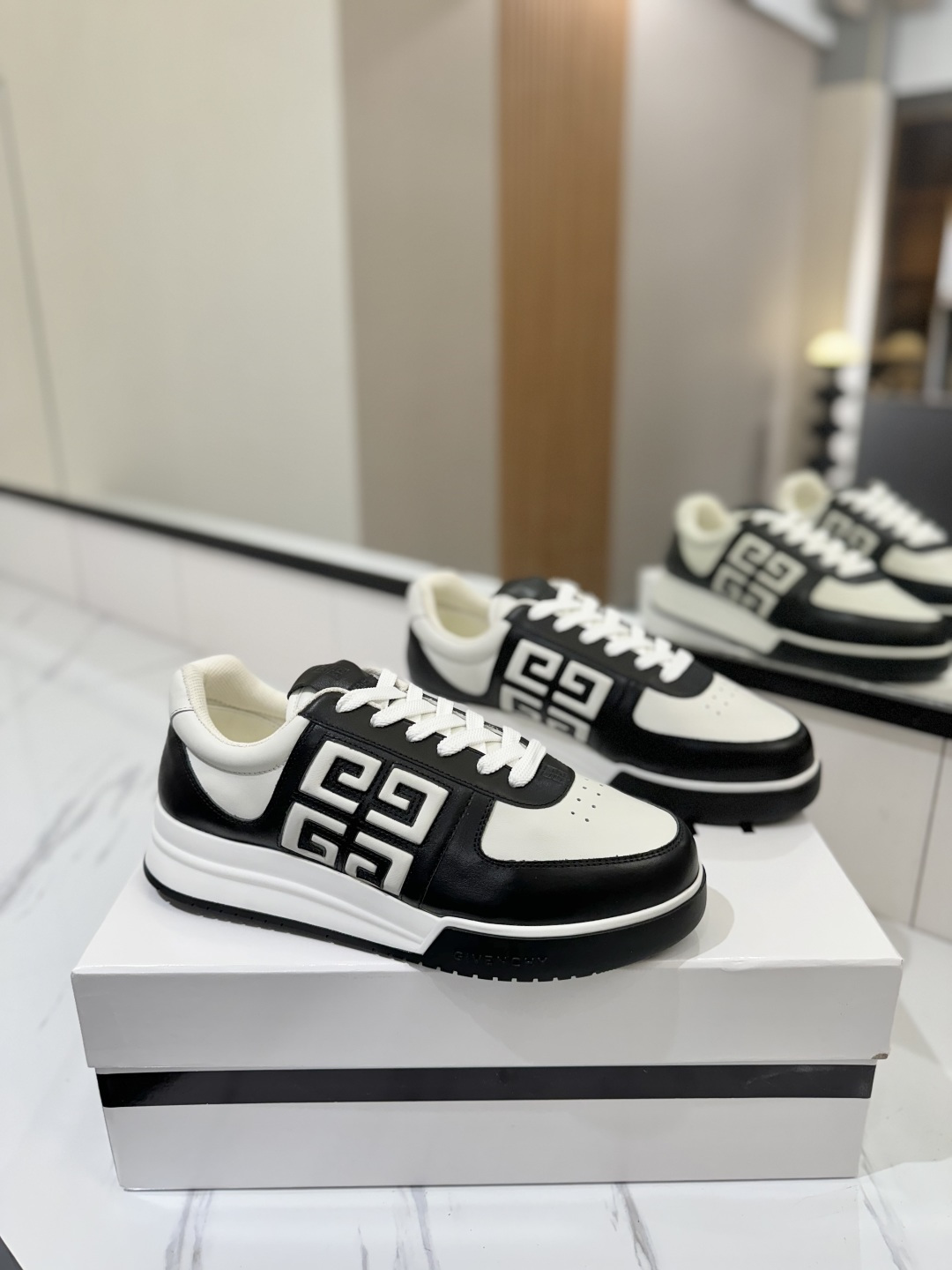 NO:786332,The highest version (couple color) GIVENCHY G4 sneakers/white shoes, versatile casual shoes for all seasons are here!  !  I was surprised by the fit of the foot when I tried it on. The insole shape fits perfectly on the sole of the foot, so you won’t feel tired after walking all day. A pair of sneakers that are both good-looking and comfortable. Calfskin upper, mesh lining, cowhide foot padding, and TPU outsole.  Size female 35 (40.41 customized) male 39-46 (45/46 customized), casual shoes/sports shoes, givenchy, givenchy, sneakers, cowhide19860909最高版本（情侣款色）GIVENCHY纪梵希G4运动鞋 /小白鞋四季百搭款休闲鞋来啦！！ 试穿脚感的贴合度惊讶到 鞋垫型完全很脚掌贴合 ,走一天的路都不累的那种 . 颜值和舒适度都有的一双运动鞋 鞋面小牛皮鞋面 内里网面内里 垫脚牛皮垫脚 大底TPU 码数女35（40.41定做）男39-46（45/46定做）,休闲鞋/运动鞋,givenchy,givenchy,sneakers,cowhide,Women's Shoes