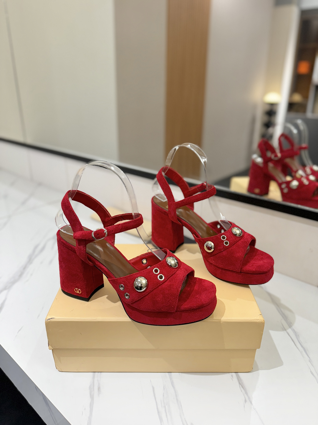 NO:816977,Valentno 2026SS latest metal logo wedge heel high platform sandals!  Purchase the original version and get a 1:1 top-quality replica!  Exquisite last design, perfect side arc!  Selected grade A leather outsole imported from Italy, giving you a genuine foot feel!  The first choice for high-end customers to purchase [Material] Original imported cow suede upper, original imported sheepskin lining, original molded imported leather outsole [water platform height] front 2.5cm, back 10CM [code number] 35-41 yards (34.40.41.42 customized), high heels sandals, valentino, sandals, high heels, sheepskin, Leather soles19860909Valentno 2026SS最新金属logo 坡跟高水台凉鞋！原版购入1:1顶级复刻！精致的楦型设计,侧身弧线完美！ 精选意大利进口A级真皮大底,带给您正品级的脚感！供高端客户代购首选【材质】 鞋面原版进口牛反绒面 内里原版进口羊皮 大底原版开模进口真皮大底【水台高】 前 2.5cm 后 10CM【码数】35-41码（34.40.41.42定做）,高跟鞋凉鞋,valentino,sandals,high heels,sheepskin,Leather soles,Women's Shoes