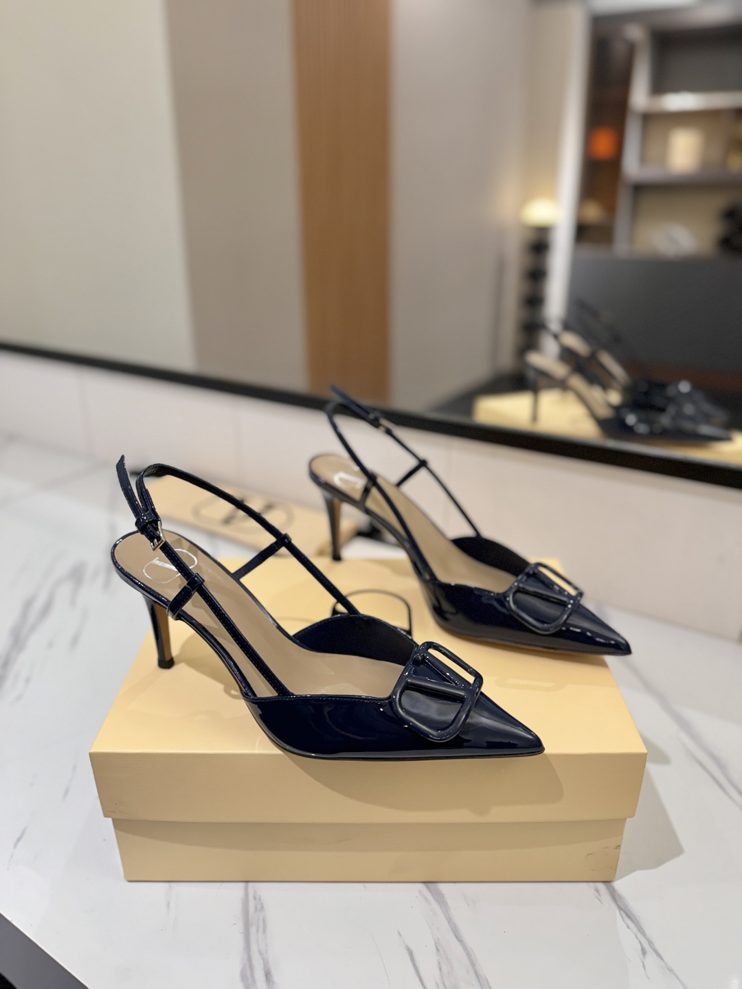 NO:816996,Valentino Valentino launches a new series of sandals, sandals with pointed toe V-buckle sandals. The upper foot is very pedicure-like. The key point is that it is very good and easy to control. It does not grind or tire your feet. It is a walking artifact!  Metal VLOGO diamond buckle elements, full of high-end sense!  It suddenly became sweet. The avant-garde VLOGO SIGNATURE shoe series interprets VALENTINO GARAVANI's candid attitude. Valentino Garavani V logo back-sliding sandals, decorated with VLogo Signature, platinum tone VLogo Signature decoration! Imported patent leather upper, imported goat leather lining, Italian genuine leather outsole, heel height 8cm  Size 35-39 (custom size 34-40-41-42-43), high heels sandals, valentino, valentino, sandals, high heels, sheepskin, Leather soles19860909Valentino 华伦天奴推出全新凉鞋系列,凉鞋鞋款尖头V扣凉鞋. 上脚非常修脚型 重点是很好非常好驾驭 不磨脚不累脚 行走神器！ 金属VLOGO钻扣元素,满满的高级感！瞬间甜蜜起来了. 前卫的VLOGO SIGNATURE 鞋履系列,诠释VALENTINO GARAVANI率真态度.Valentino Garavani V标志后空凉鞋,配以VLogo Signature装饰,铂金色调 VLogo Signature装饰! 鞋面进口漆皮 内里进口山羊皮 大底意大利真皮大底 跟高8cm 码数35-39（34-40-41-42-43订做码数）,高跟鞋凉鞋,valentino,valentino,sandals,high heels,sheepskin,Leather soles,Women's Shoes