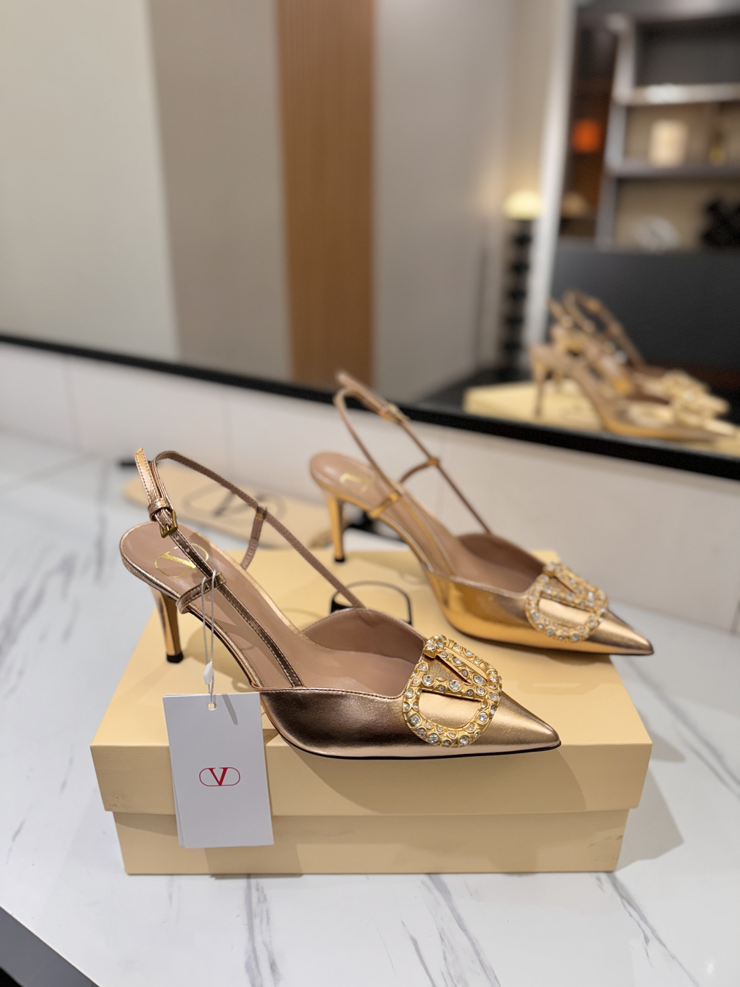 NO:816989,Valentino Valentino launches a new series of sandals, sandals with pointed toe V-buckle sandals. The upper foot is very pedicure-like. The key point is that it is very good and easy to control. It does not grind or tire your feet. It is a walking artifact!  Metal VLOGO diamond buckle elements, full of high-end sense!  It suddenly became sweet. The avant-garde VLOGO SIGNATURE shoe series interprets VALENTINO GARAVANI's candid attitude. Valentino Garavani V logo back hollow sandals, decorated with VLogo Signature, platinum tone VLogo Signature decoration! Imported cowhide on the upper, imported goatskin on the lining, Italian genuine leather outsole, 8cm heel height  Size 35-39 (custom size 34-40-41-42-43), high heels sandals, valentino, valentino, sandals, high heels, cowhide, sheepskin, Leather soles19860909Valentino 华伦天奴推出全新凉鞋系列,凉鞋鞋款尖头V扣凉鞋. 上脚非常修脚型 重点是很好非常好驾驭 不磨脚不累脚 行走神器！ 金属VLOGO钻扣元素,满满的高级感！瞬间甜蜜起来了. 前卫的VLOGO SIGNATURE 鞋履系列,诠释VALENTINO GARAVANI率真态度.Valentino Garavani V标志后空凉鞋,配以VLogo Signature装饰,铂金色调 VLogo Signature装饰! 鞋面进口牛皮 内里进口山羊皮 大底意大利真皮大底 跟高8cm 码数35-39（34-40-41-42-43订做码数）,高跟鞋凉鞋,valentino,valentino,sandals,high heels,cowhide,sheepskin,Leather soles,Women's Shoes