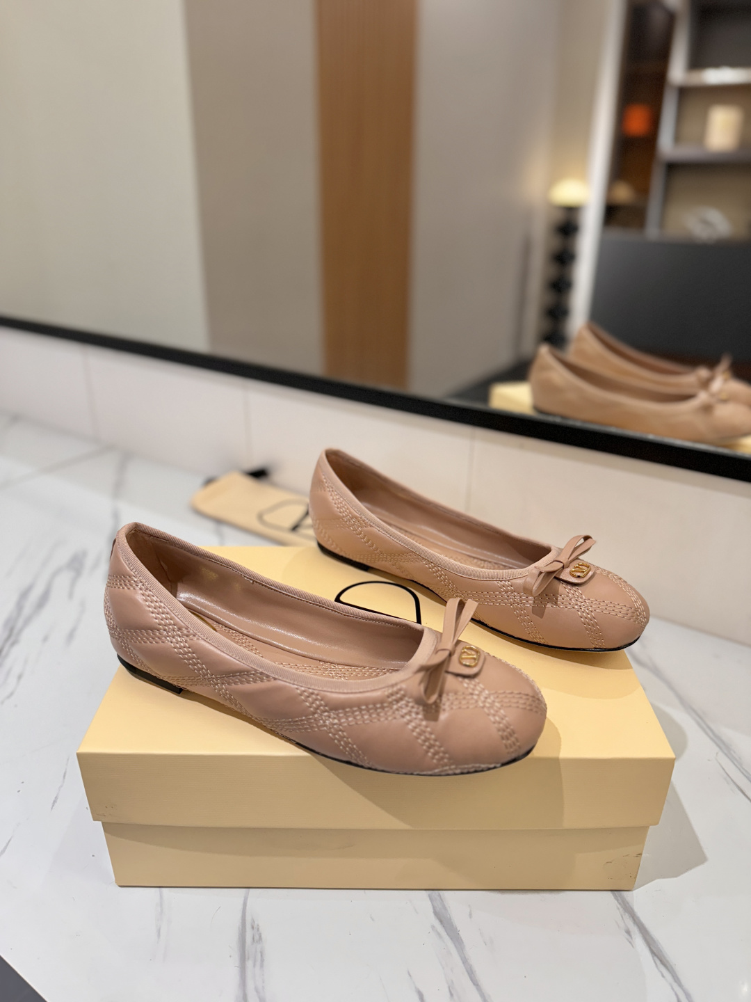 NO:816969,[Purchase-level quality] VT26 new bow Vlogo single ballet shoes are so beautiful that they are breathtaking!  Every detail exudes high-end comfort and elegance, a perfect must-have for fairies!   The counter has the same origin!  All materials are customized according to the original 1:1, and are developed and patterned from genuine products. The quality is absolutely assured ~ a classic that must be bought every year, a versatile artifact that looks great whether paired with skirts or jeans!   Cowhide upper, sheepskin lining, leather outsole, size 35-39 (40.41.42 custom-made, non-returnable), ballet shoes, skirts, jeans, cowhide, sheepskin, Leather soles19860909【代购级品质】VT26新款蝴蝶结Vlogo单鞋芭蕾舞鞋 真的美到窒息！每一个细节都散发着高级上脚舒适又显气质,妥妥的仙女必备！  专柜同源！所有材质均按原版1:1定制,从正品开发打版,品质绝对放心～每年必入的经典款,百搭神器无论配裙子还是牛仔裤都超显品味！  鞋面牛皮 内里羊皮 大底真皮大底 码数35-39（40.41.42订做不退换）,芭蕾舞鞋,skirts,jeans,cowhide,sheepskin,Leather soles,Women's Shoes
