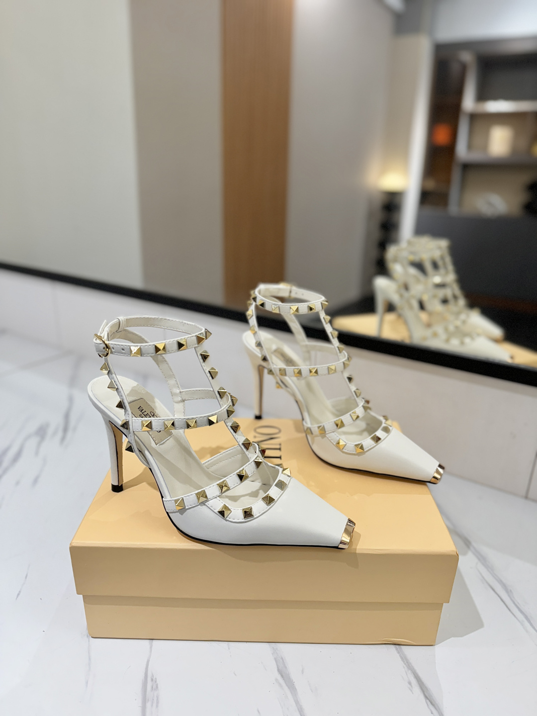 NO:816986,Valentino/Valentino rivet VT classic ankle-wrap rivet sandals, timeless and deeply rooted in the hearts of the people, a top-level replica of a must-have item that never goes out of style!  The sideways arc is perfect, the original molding is customized with rust-free rivets, and the textured hardware brings out a full sense of high-end, giving you a genuine foot feel!  The first choice for high-end customers [Material] Original imported custom cowhide for the upper Original imported goatskin lining Genuine leather outsole Heel height 10cm Size 35-39 [34, 40, 41, 42 customized and non-returnable], high heels and sandals, valentino, valentino, sandals, high heels, cowhide, sheepskin, Leather soles19860909Valentino/华伦天奴铆钉 VT经典环绕踝脚带铆钉凉鞋,历久弥新深入人心永不过时的必备单品顶级复刻！侧身弧线完美,原版开模定制不生锈铆钉 特别有质感的五金衬托出满满的高级感,带给您正品级的脚感！供高端客户首选【材质】 鞋面原版进口定制牛皮 内里原版进口山羊皮 大底真皮大底 跟高10cm 码数35-39【34,40,41,42定做不退换】,高跟鞋凉鞋,valentino,valentino,sandals,high heels,cowhide,sheepskin,Leather soles,Women's Shoes