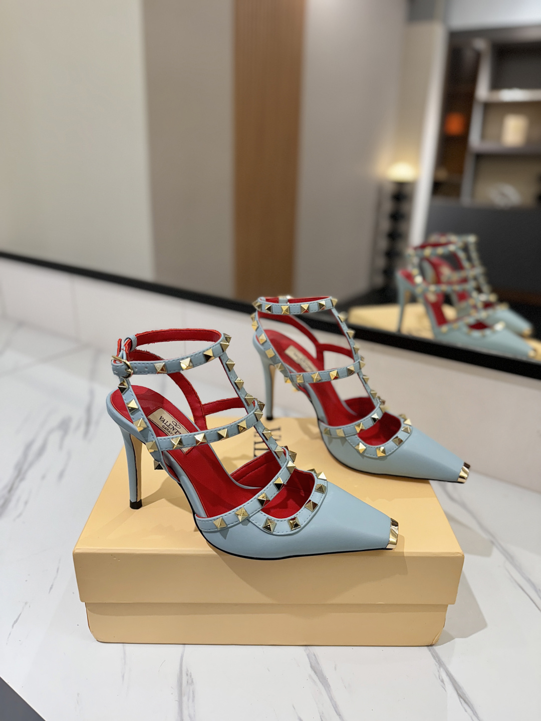 NO:868841,Valentino/Valentino rivet VT classic ankle-wrap rivet sandals, timeless and deeply rooted in the hearts of the people, a top-level replica of a must-have item that never goes out of style!  The sideways arc is perfect, the original molding is customized with rust-free rivets, and the textured hardware brings out a full sense of high-end, giving you a genuine foot feel!  The first choice for high-end customers [Material] Original imported custom cowhide for the upper Original imported goatskin lining Genuine leather outsole Heel height 10cm Size 35-39 [34, 40, 41, 42 customized and non-returnable], high heels and sandals, valentino, valentino, sandals, high heels, cowhide, sheepskin, Leather soles19860909Valentino/华伦天奴铆钉 VT经典环绕踝脚带铆钉凉鞋,历久弥新深入人心永不过时的必备单品顶级复刻！侧身弧线完美,原版开模定制不生锈铆钉 特别有质感的五金衬托出满满的高级感,带给您正品级的脚感！供高端客户首选【材质】 鞋面原版进口定制牛皮 内里原版进口山羊皮 大底真皮大底 跟高10cm 码数35-39【34,40,41,42定做不退换】,高跟鞋凉鞋,valentino,valentino,sandals,high heels,cowhide,sheepskin,Leather soles,Women's Shoes