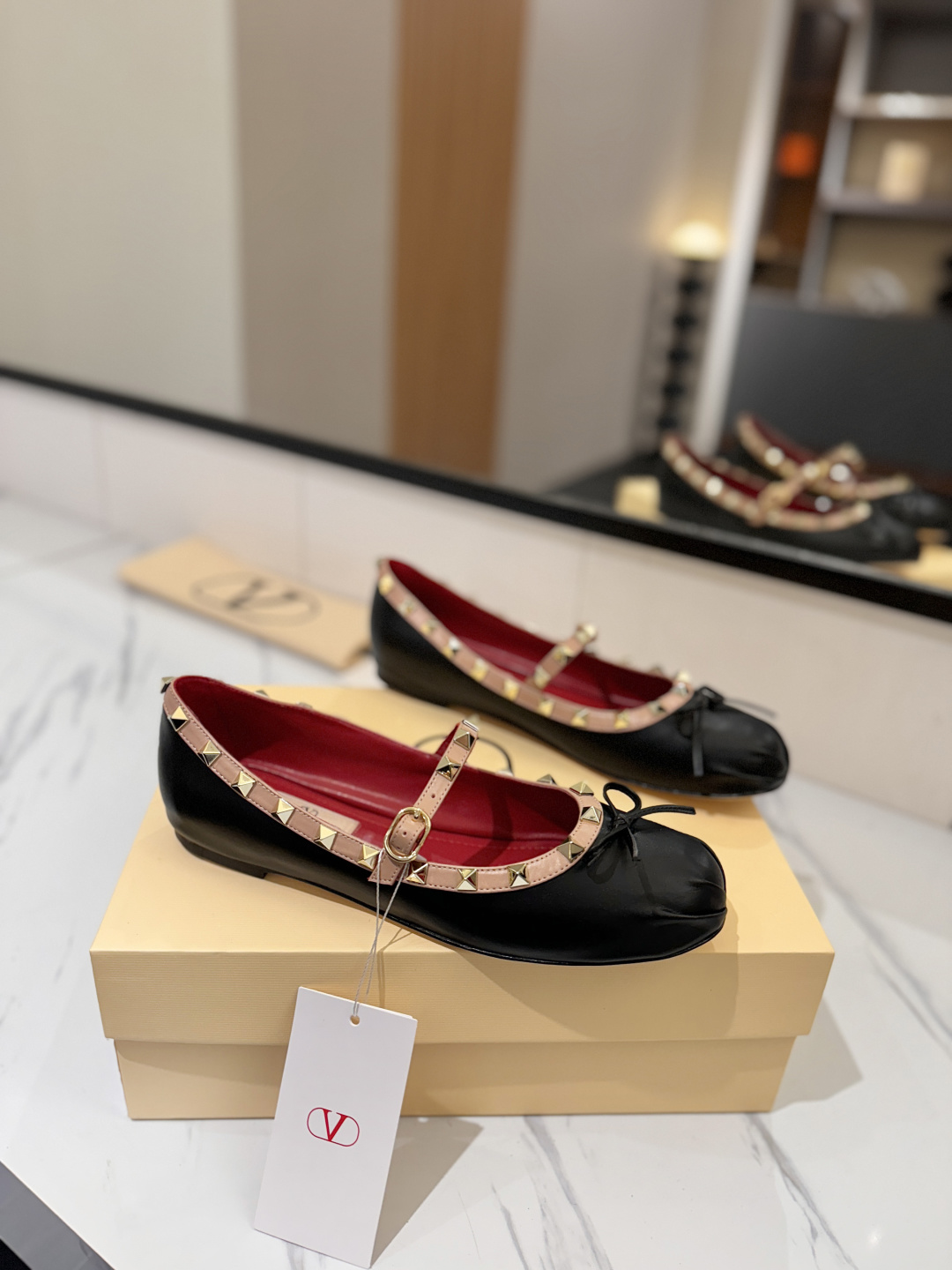 NO:868835,Valentino/Valentino Zhao Lusi's same style of riveted ballet shoes. The warm and clear temperament of a daughter. The warm and clear temperament of a daughter also adds a bit of a delicate princess feeling. The upper is recycled cowhide, the lining is sheepskin, the outsole is Italian genuine leather, the size is 35-39 (40.41.42 custom-made, non-refundable and non-exchangeable), Mary Jane, valentino, valentino, mary  jane,cowhide,sheepskin,Leather soles19860909Valentino/华伦天奴 赵露思同款铆钉芭蕾舞鞋 温润澄澈的千金气质♀♀温润澄澈的千金气质一字带也增添了几分娇俏的公主感 鞋面再生牛皮 内里羊皮 大底意大利真皮大底 码数35-39（40.41.42定做不退不换）,玛丽珍,valentino,valentino,mary jane,cowhide,sheepskin,Leather soles,Women's Shoes