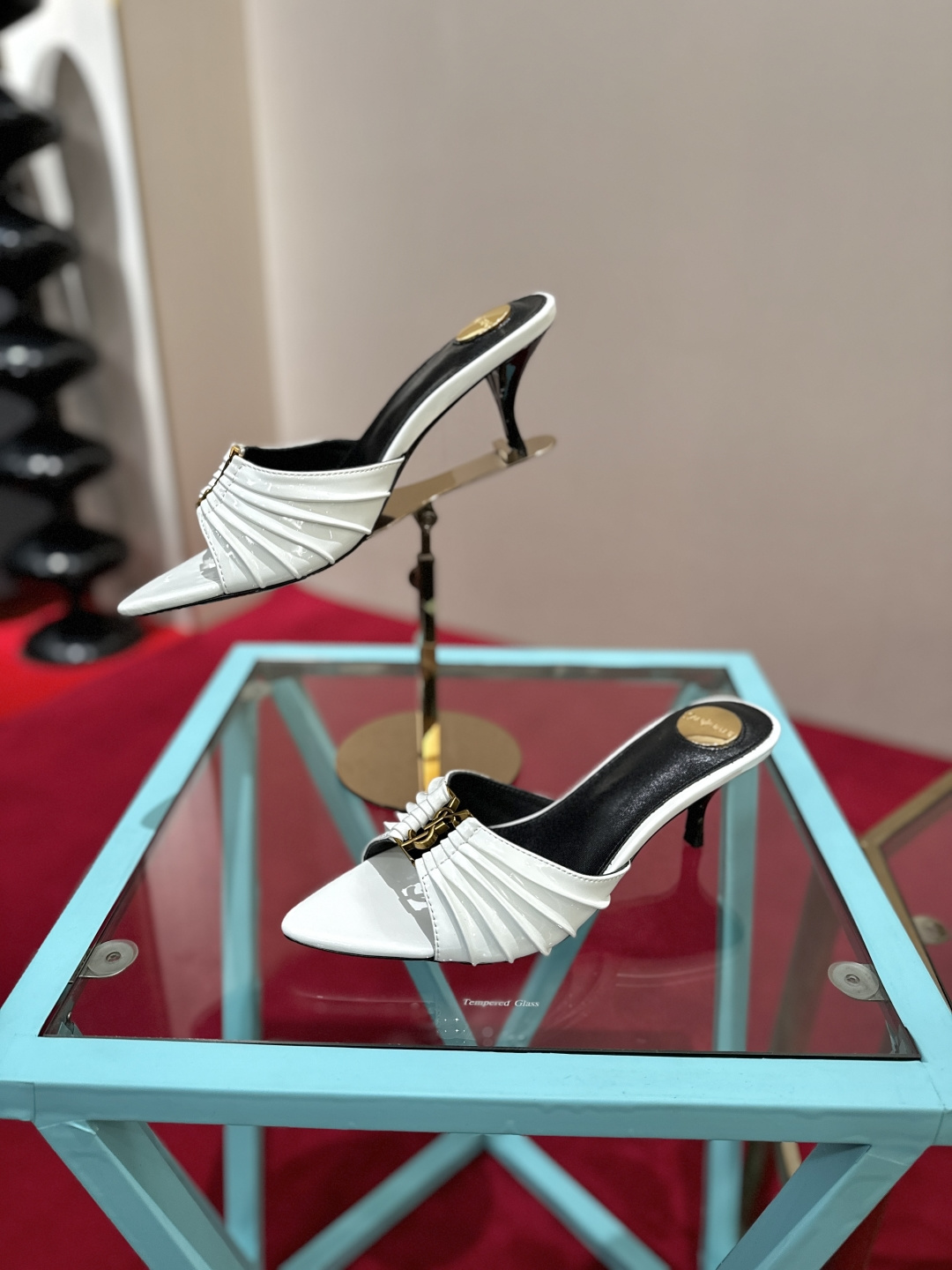 NO:904872,SAINT LAURENT Babylone Pointed toe open toe gathered upper Mules Slippers Super versatile and easy to control Fabric Patent leather Lined sheepskin Padded sheepskin Heel height 6cm Size 34-39 (40.41.42 customized), high heels and slippers, saint laurent, saint laurent, high heels, slippers, sheepskin19860909SAINT LAURENT圣罗兰 Babylone 尖头露趾缩褶鞋面 穆勒鞋 一字拖鞋 超级百搭款轻松驾驭 面料漆皮 内里羊皮 垫脚羊皮 跟高6cm 码数34-39（40.41.42定做）,高跟鞋拖鞋,saint laurent,saint laurent,high heels,slippers,sheepskin,Women's Shoes