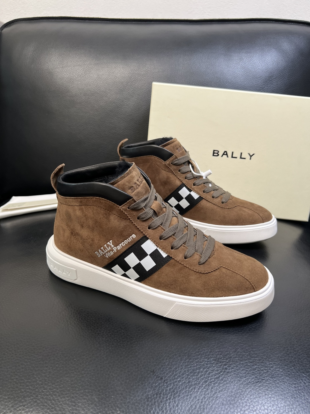 NO:557998,BALLY High-quality top crafts Bally high-top counters are configured with the original factory, uppers are imported cowhide fabrics from Italy, imported water-dyed cowhide linings, soles are specially provided by the original factory, exclusive movable molded soles are super comfortable, original factory and single goods, welcome to compare, code number 39-44 (order 38 45),, bally, cowhide19860909BALLY 高品质 顶级工艺品 巴利 高帮专柜同原厂配置 ,鞋面意大利进口牛皮面料,进口水染牛皮里垫 ,鞋底原厂特供原版底,独家活动成型底超级舒适,原厂跟单货,欢迎对比,码数 39-44（订 38 45）,,bally,cowhide,Men's shoes