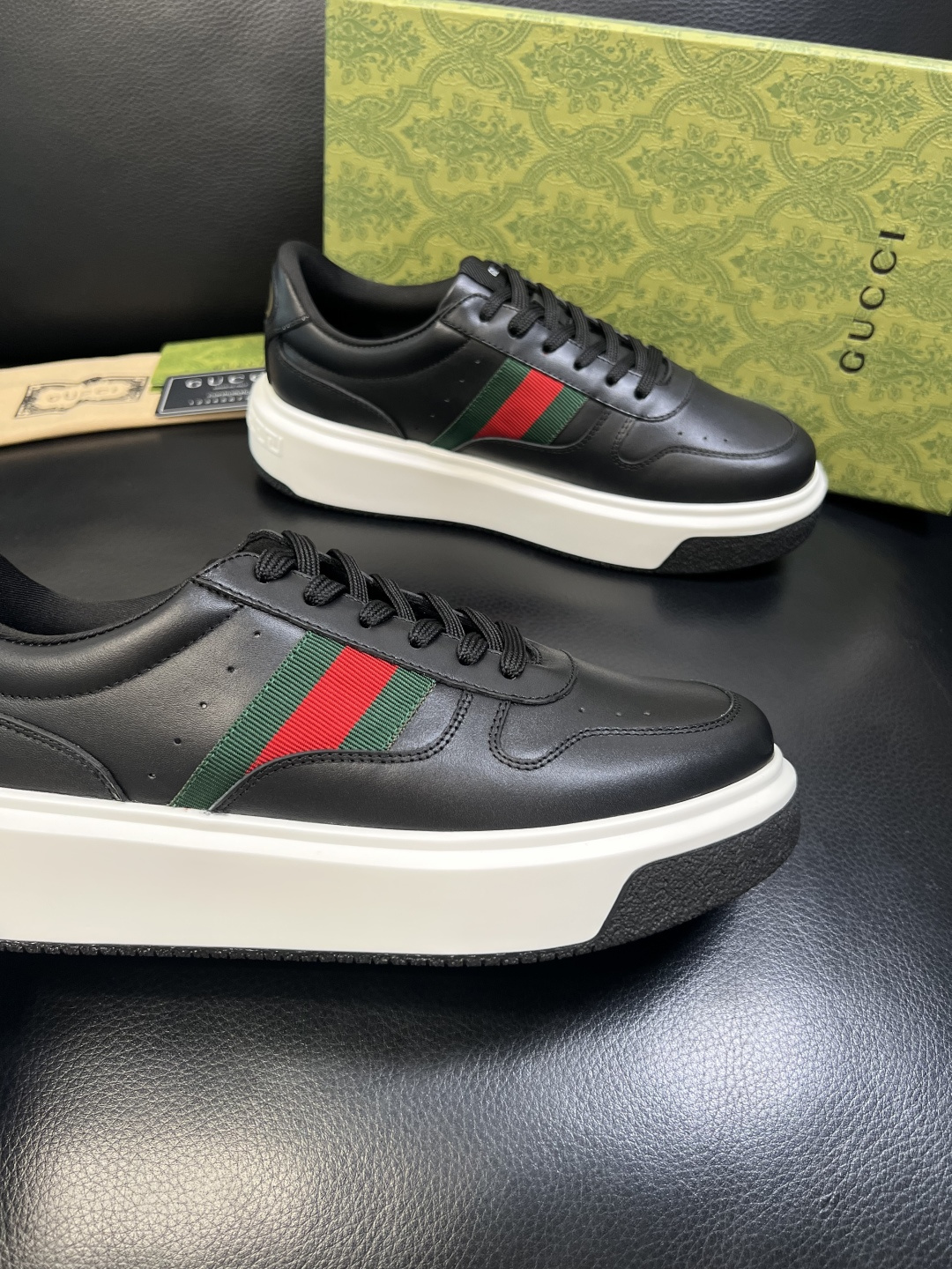 Gucci 高品质 顶级工艺品 古奇 专柜新款原厂配置，意大利进口牛皮面料，进口牛皮内里垫，透气舒适，鞋