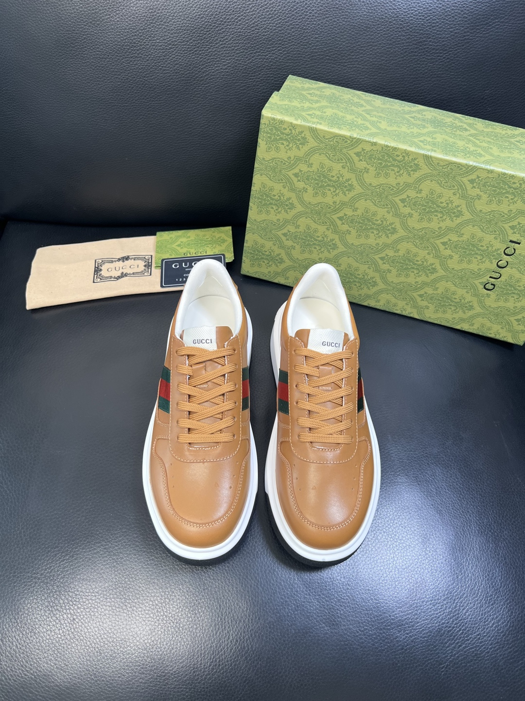 Gucci 高品质 顶级工艺品 古奇 专柜新款原厂配置，意大利进口牛皮面料，进口牛皮内里垫，透气舒适，鞋