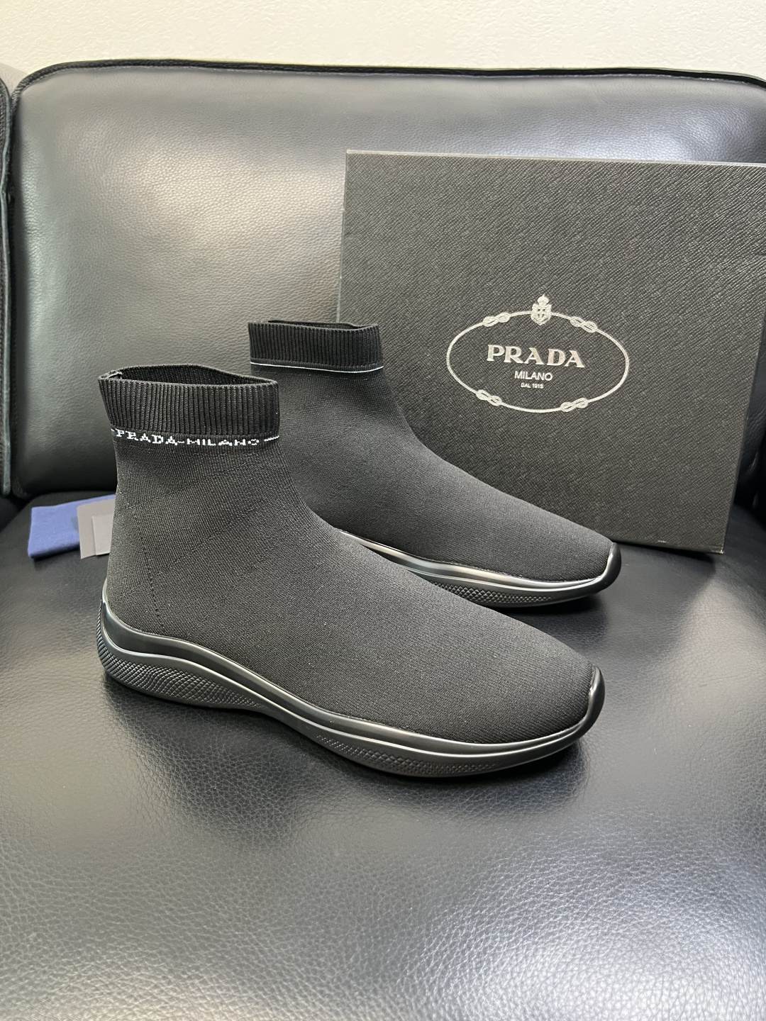 PRADA 高品质 顶级工艺品 普拉达 专柜同步 原厂配置，意大利进口原版飞织面料，透气舒适进口水染牛里