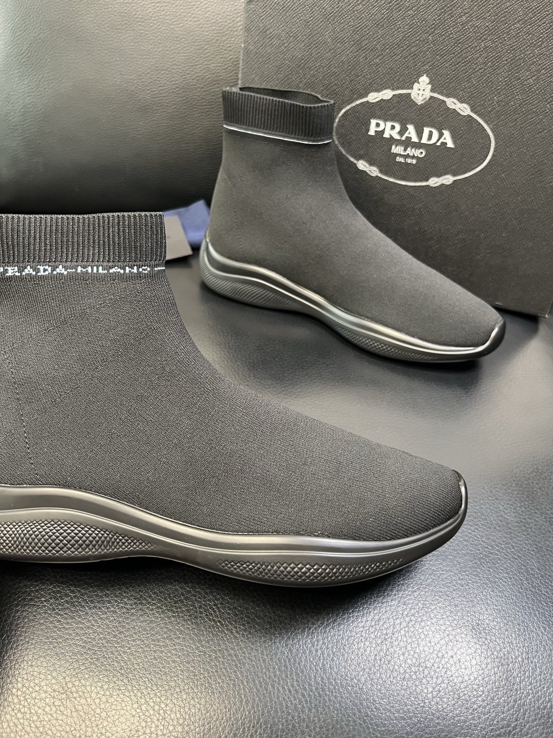 PRADA 高品质 顶级工艺品 普拉达 专柜同步 原厂配置，意大利进口原版飞织面料，透气舒适进口水染牛里