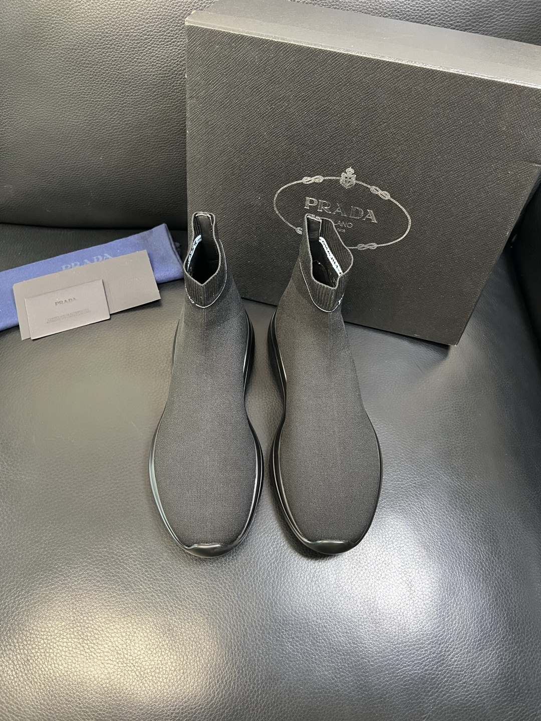 PRADA 高品质 顶级工艺品 普拉达 专柜同步 原厂配置，意大利进口原版飞织面料，透气舒适进口水染牛里