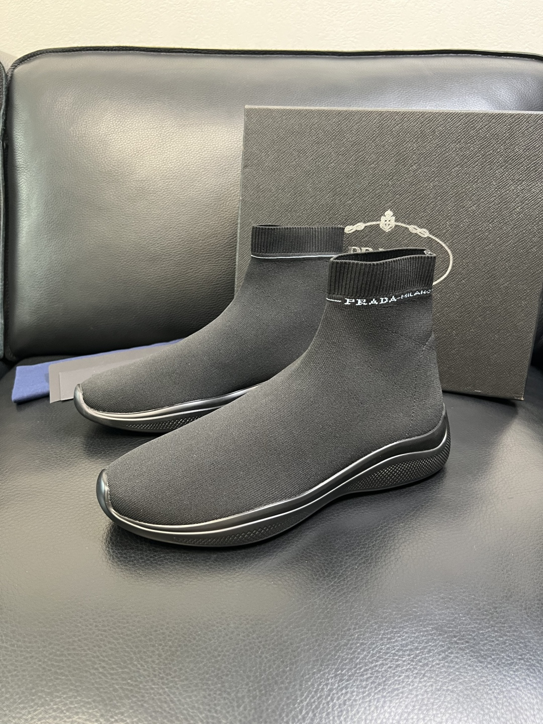 PRADA 高品质 顶级工艺品 普拉达 专柜同步 原厂配置，意大利进口原版飞织面料，透气舒适进口水染牛里