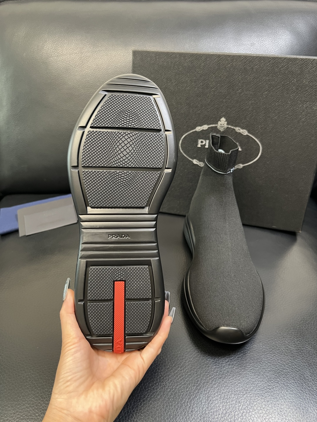 PRADA 高品质 顶级工艺品 普拉达 专柜同步 原厂配置，意大利进口原版飞织面料，透气舒适进口水染牛里