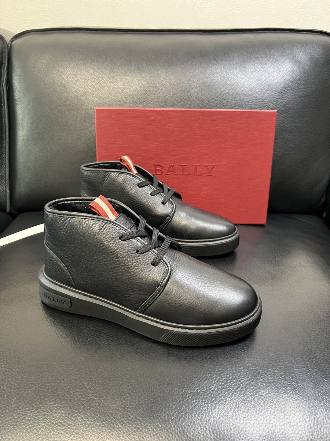 NO:574444,BALLY High-quality top crafts Bally high-top counters are configured with the original factory, uppers are imported cowhide fabrics from Italy, imported water-dyed cowhide linings, soles are specially provided by the original factory, exclusive movable molded soles are super comfortable, original factory and single goods, welcome to compare, code number 39-44 (order 45), bally, cowhide19860909BALLY 高品质 顶级工艺品 巴利 高帮专柜同原厂配置 ,鞋面意大利进口牛皮面料,进口水染牛皮里垫 ,鞋底原厂特供原版底,独家活动成型底超级舒适,原厂跟单货,欢迎对比,码数 39-44（订 45）,,bally,cowhide,Men's shoes