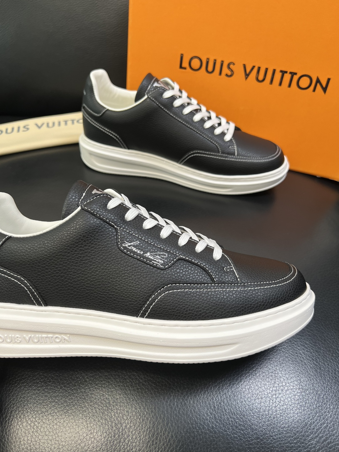 Lv 高品质 顶级工艺品 路易威登，运动板鞋专柜同步，鞋面意大利进口，高品质拼接缤纷色彩复杂工艺品，进口