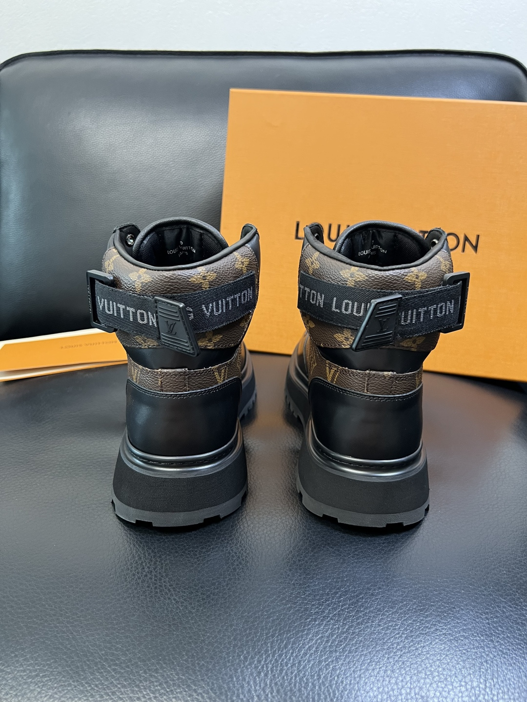 Lv 高品质 顶级工艺品 路易威登，高帮靴子专柜同步原厂配置，鞋面意大利进口，高品质拼接缤纷色彩复杂工艺