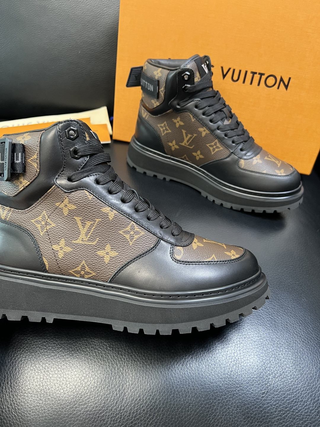 Lv 高品质 顶级工艺品 路易威登，高帮靴子专柜同步原厂配置，鞋面意大利进口，高品质拼接缤纷色彩复杂工艺