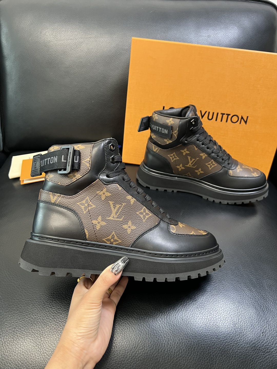 Lv 高品质 顶级工艺品 路易威登，高帮靴子专柜同步原厂配置，鞋面意大利进口，高品质拼接缤纷色彩复杂工艺