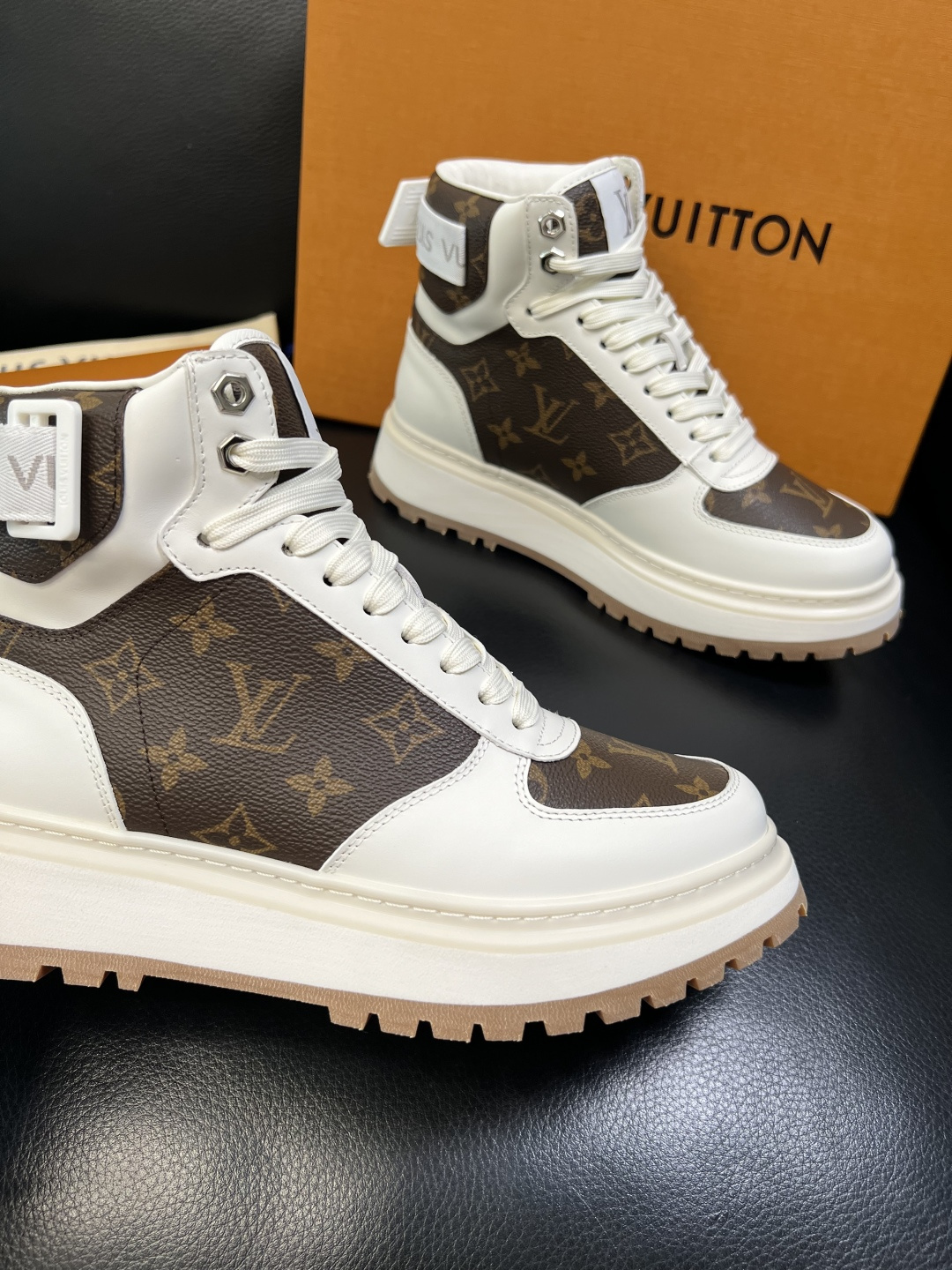 Lv 高品质 顶级工艺品 路易威登，高帮靴子专柜同步原厂配置，鞋面意大利进口，高品质拼接缤纷色彩复杂工艺