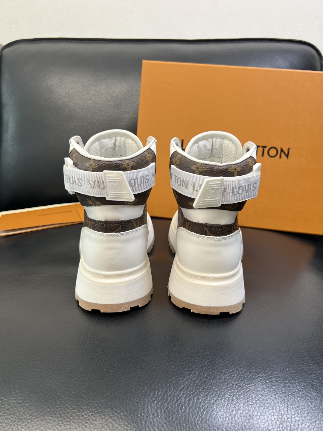 Lv 高品质 顶级工艺品 路易威登，高帮靴子专柜同步原厂配置，鞋面意大利进口，高品质拼接缤纷色彩复杂工艺