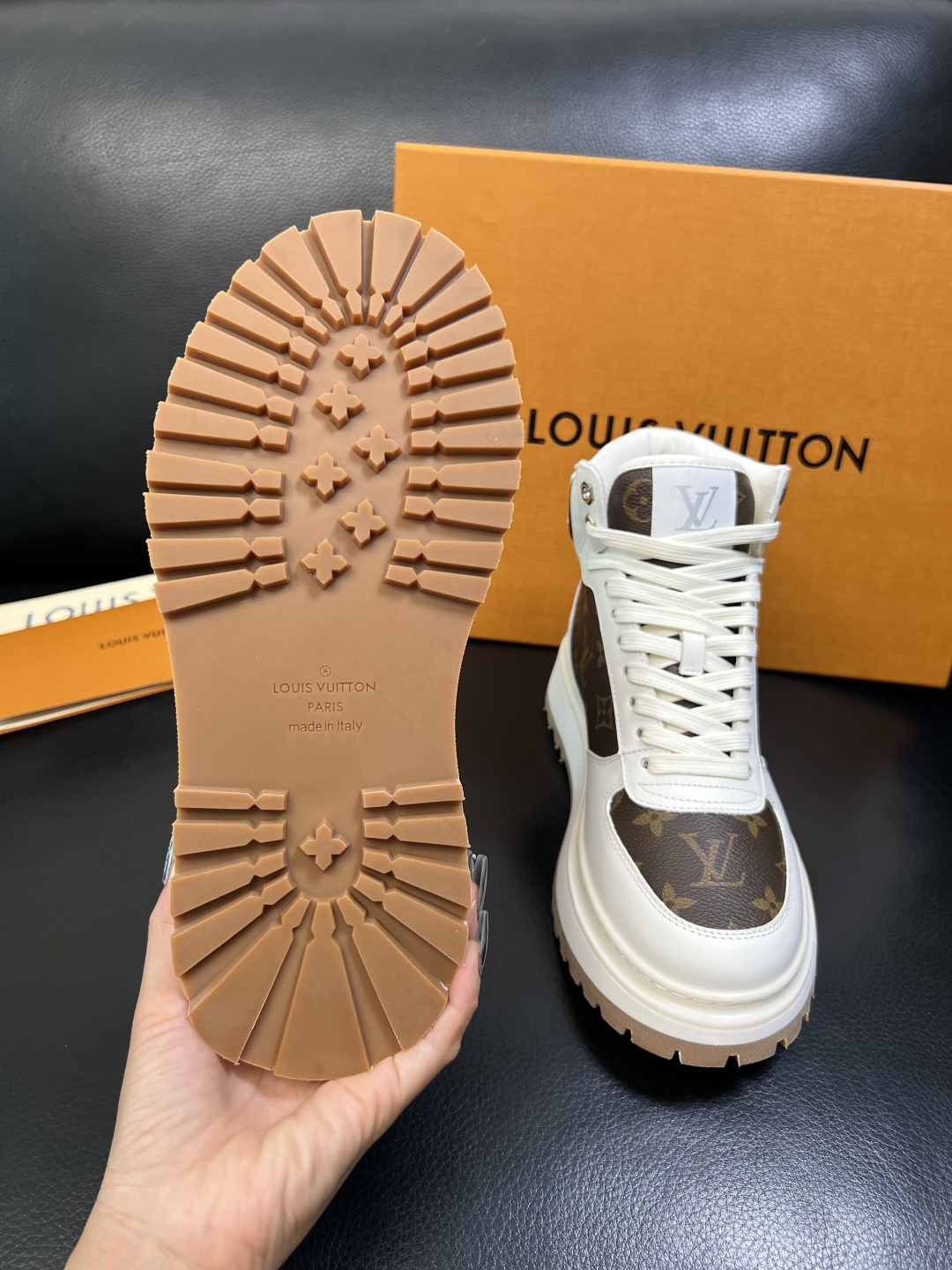 Lv 高品质 顶级工艺品 路易威登，高帮靴子专柜同步原厂配置，鞋面意大利进口，高品质拼接缤纷色彩复杂工艺