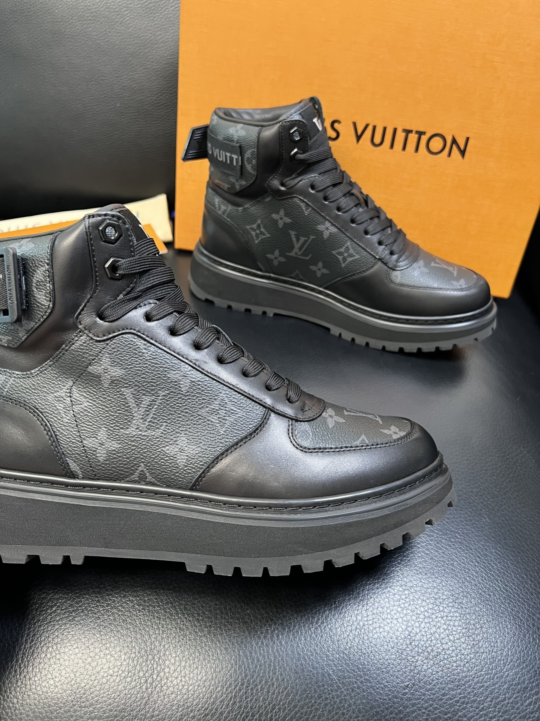 Lv 高品质 顶级工艺品 路易威登，高帮靴子专柜同步原厂配置，鞋面意大利进口，高品质拼接缤纷色彩复杂工艺