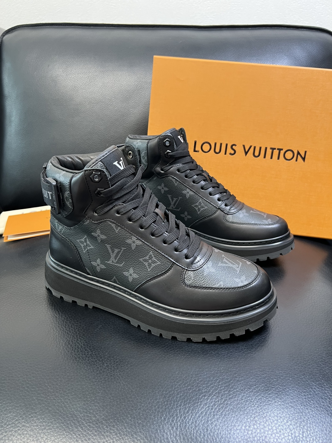 Lv 高品质 顶级工艺品 路易威登，高帮靴子专柜同步原厂配置，鞋面意大利进口，高品质拼接缤纷色彩复杂工艺