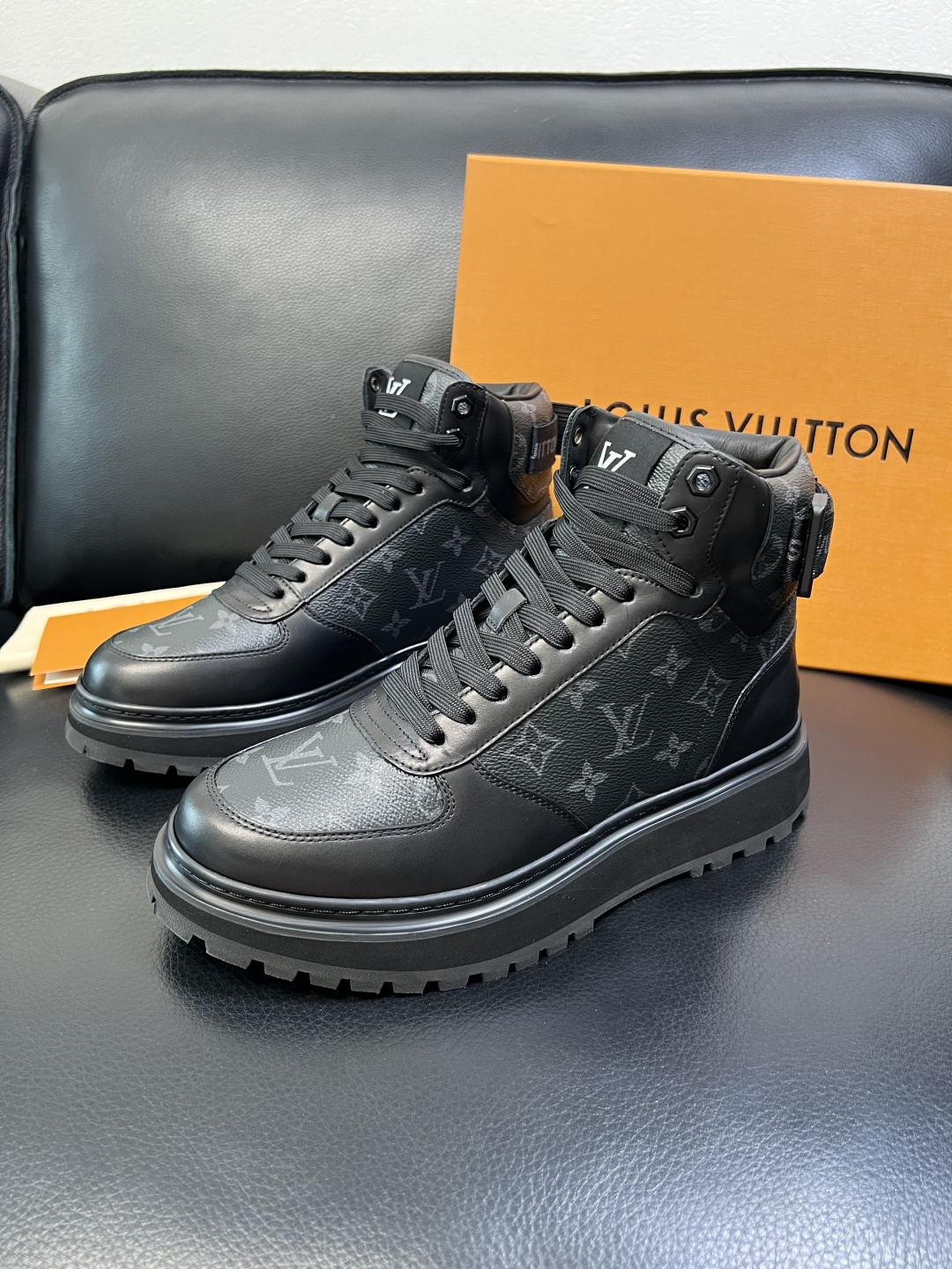 Lv 高品质 顶级工艺品 路易威登，高帮靴子专柜同步原厂配置，鞋面意大利进口，高品质拼接缤纷色彩复杂工艺