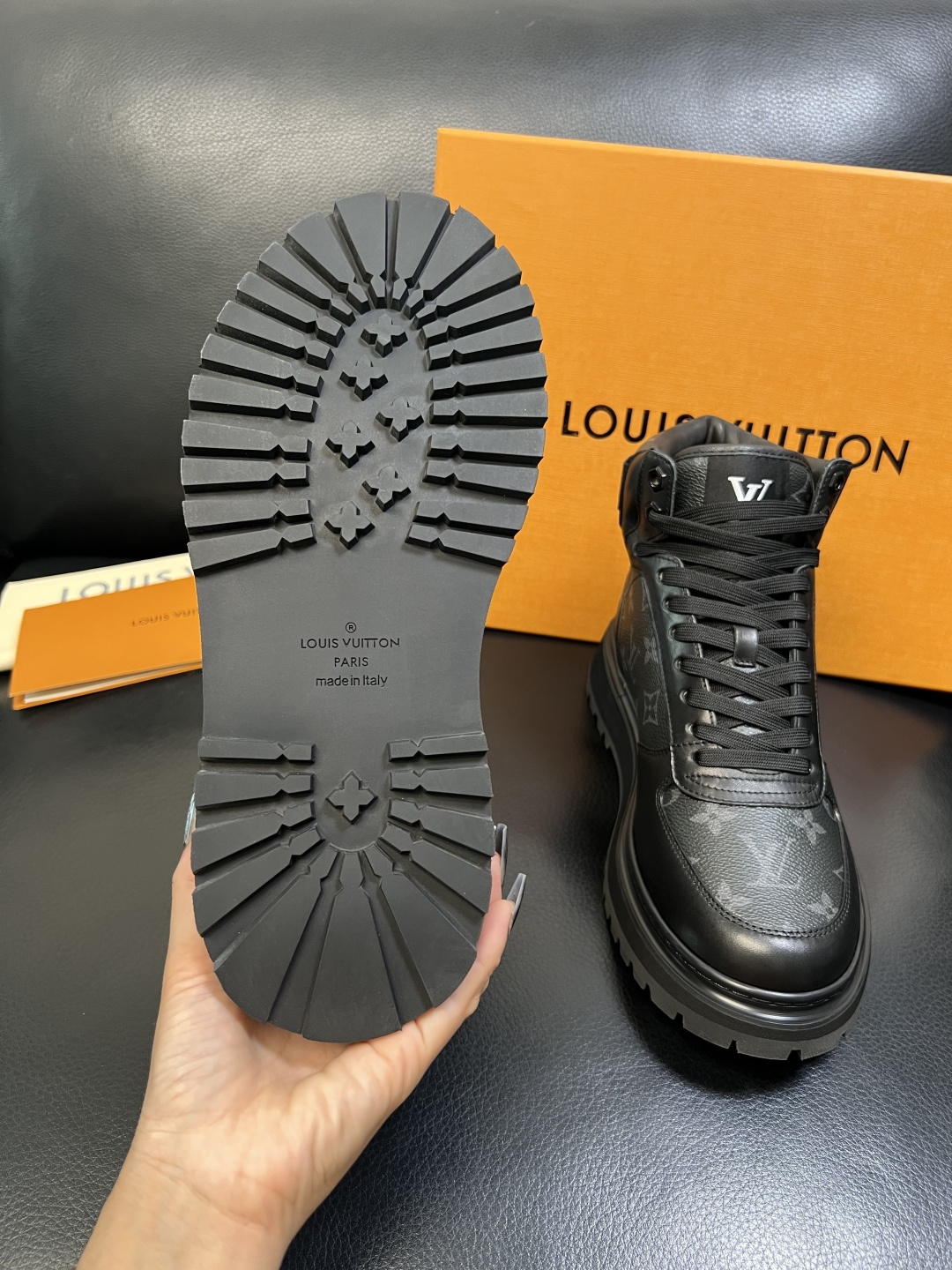 Lv 高品质 顶级工艺品 路易威登，高帮靴子专柜同步原厂配置，鞋面意大利进口，高品质拼接缤纷色彩复杂工艺