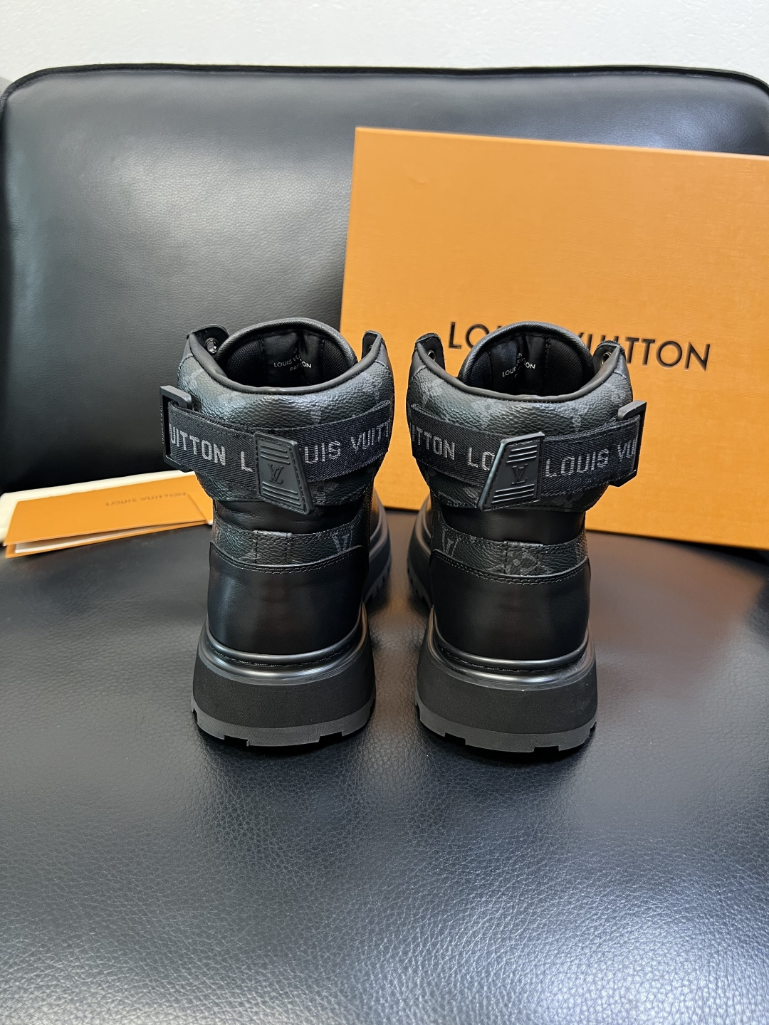 Lv 高品质 顶级工艺品 路易威登，高帮靴子专柜同步原厂配置，鞋面意大利进口，高品质拼接缤纷色彩复杂工艺
