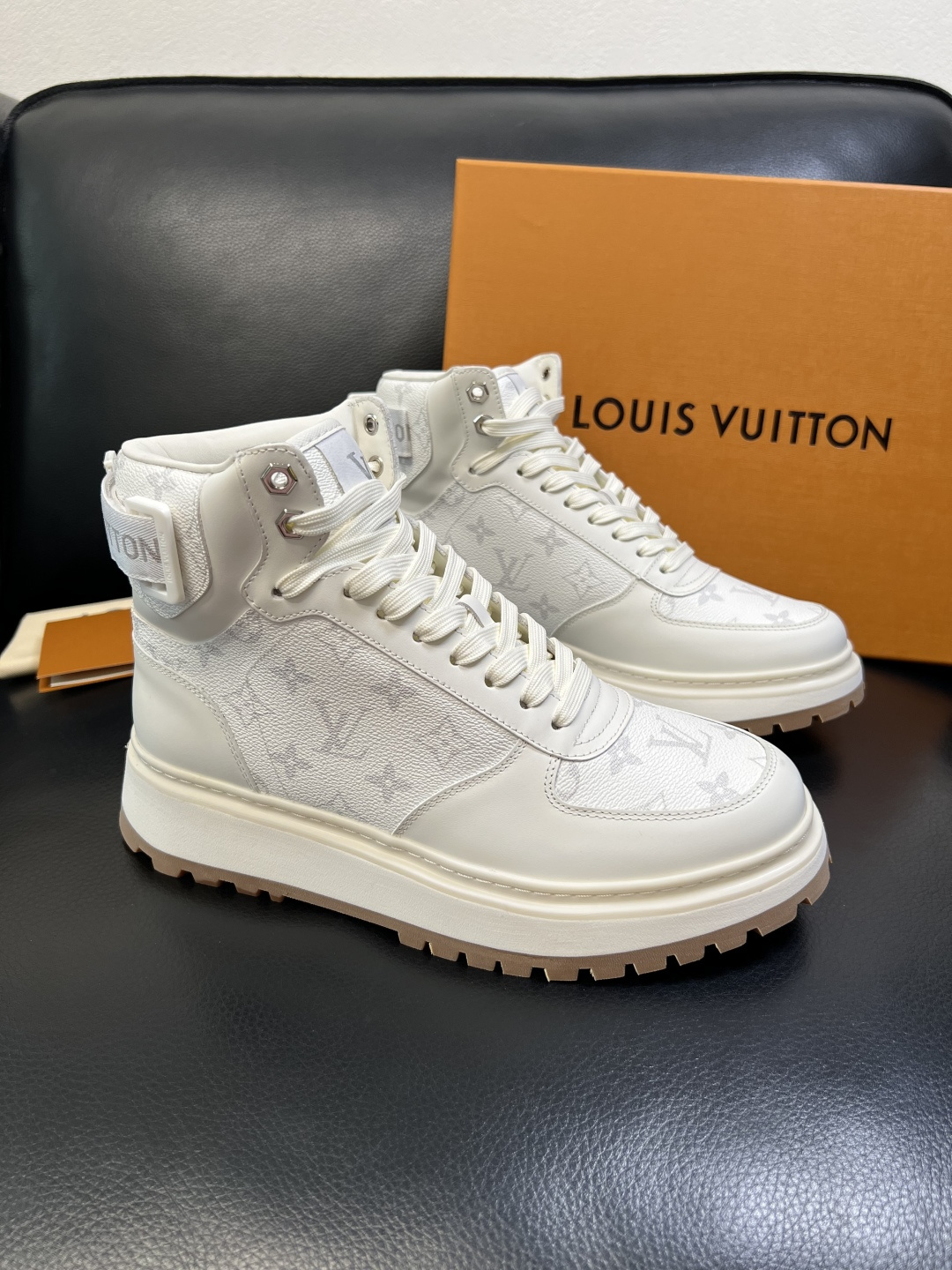 NO:574450,LV high-quality top crafts Louis Vuitton, the high-top boots counter is equipped with the original factory, the uppers are imported from Italy, high-quality stitching colorful and complex crafts, the imported water-dyed cowhide mesh is soft and comfortable, the soles are specially provided by the original factory, TPU exclusive movable molded soles are super comfortable, original factory and single goods, welcome to compare, code number 38-44 (customized 45),, louis vuitton, louis vuitton, boots, cowhide19860909Lv高品质 顶级工艺品 路易威登,高帮靴子专柜同步原厂配置,鞋面意大利进口,高品质拼接缤纷色彩复杂工艺品,进口水染牛皮垫网里柔软舒适,鞋底原厂特供原版底,TPU独家活动成型底超级舒适,原厂跟单货,欢迎对比,码数 38-44（订做45）,,louis vuitton,louis vuitton,boots,cowhide,Men's shoes