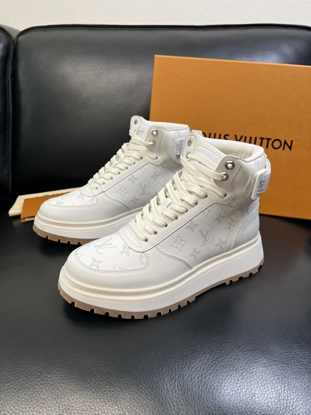 Lv 高品质 顶级工艺品 路易威登，高帮靴子专柜同步原厂配置，鞋面意大利进口，高品质拼接缤纷色彩复杂工艺