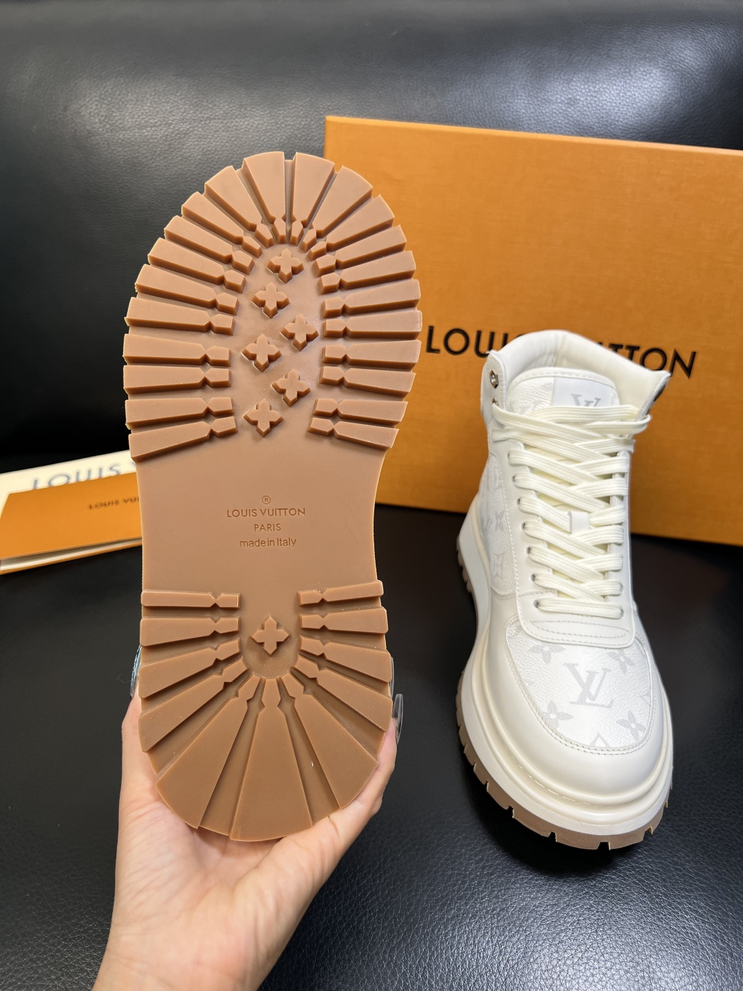 Lv 高品质 顶级工艺品 路易威登，高帮靴子专柜同步原厂配置，鞋面意大利进口，高品质拼接缤纷色彩复杂工艺