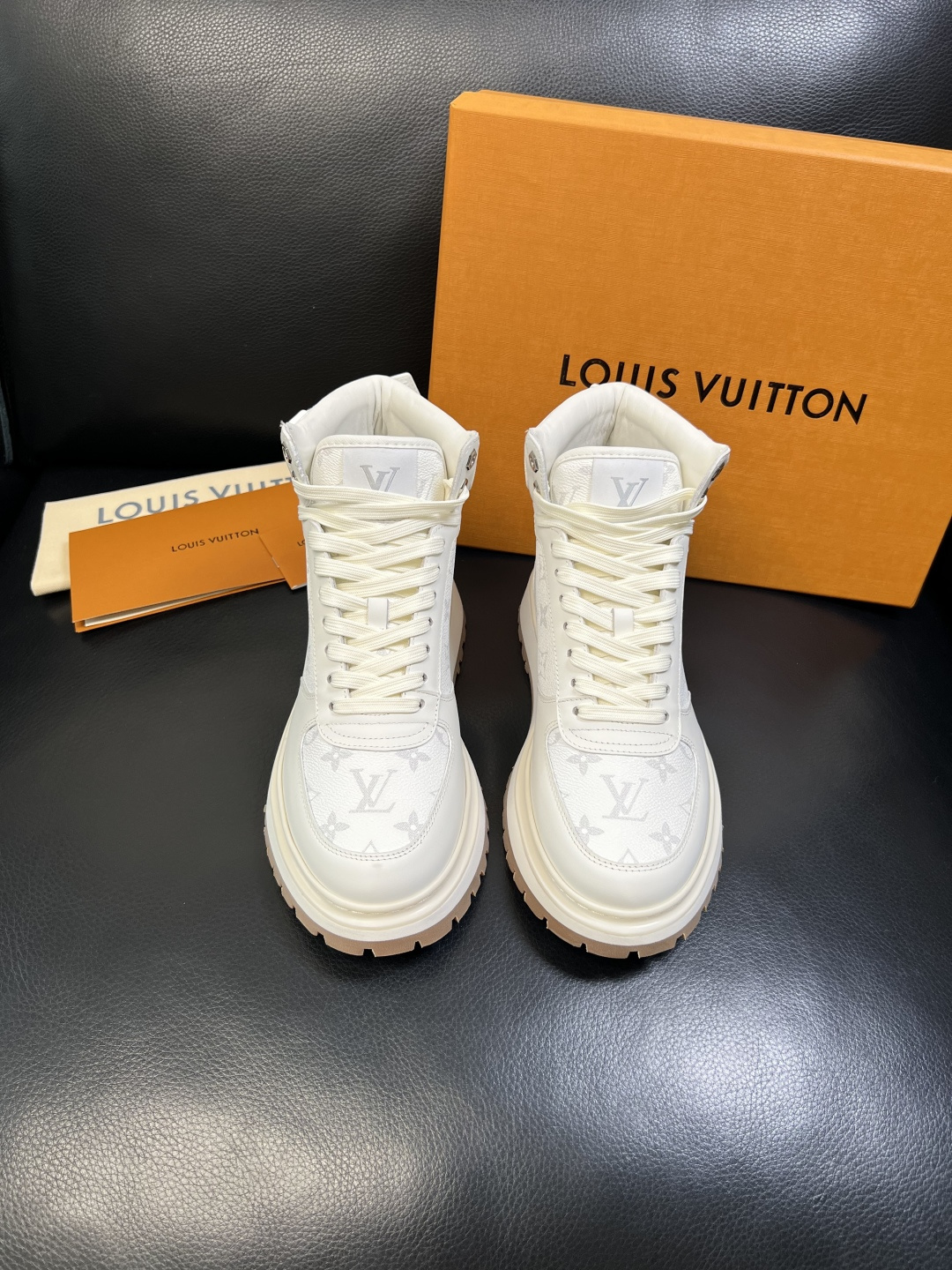 Lv 高品质 顶级工艺品 路易威登，高帮靴子专柜同步原厂配置，鞋面意大利进口，高品质拼接缤纷色彩复杂工艺