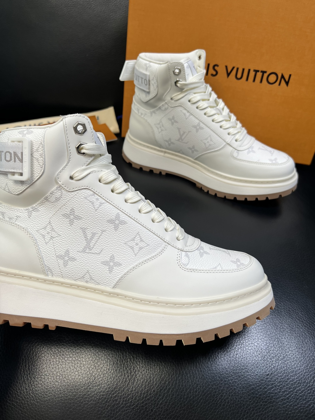 Lv 高品质 顶级工艺品 路易威登，高帮靴子专柜同步原厂配置，鞋面意大利进口，高品质拼接缤纷色彩复杂工艺